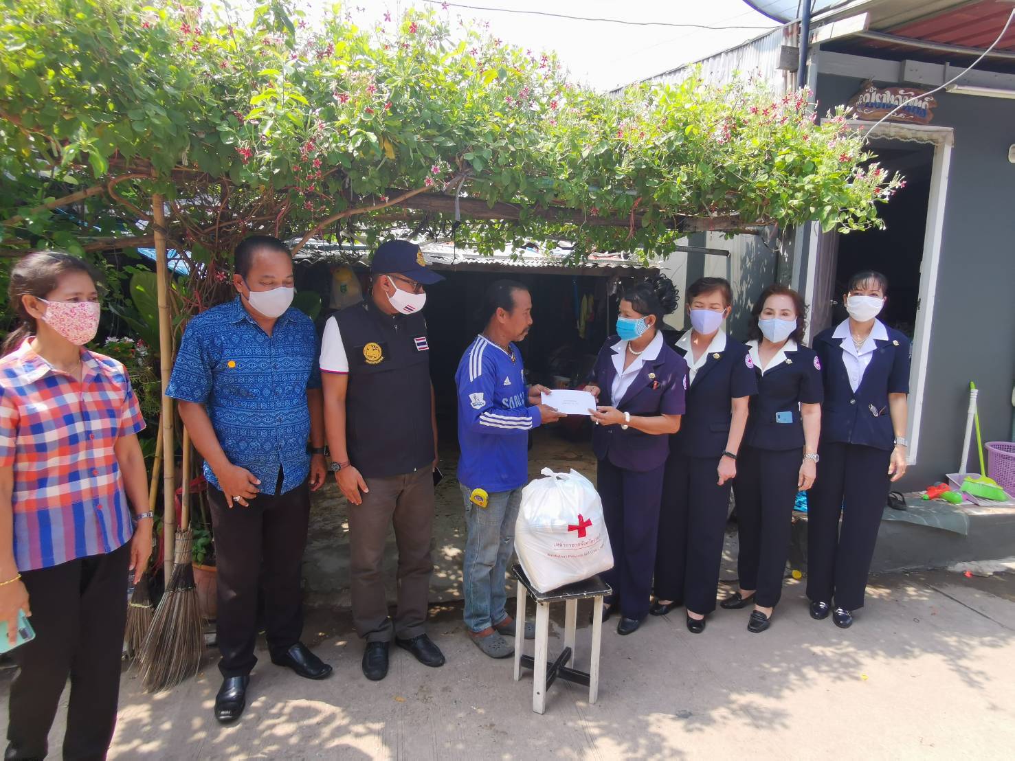 ### กาชาดจังหวัดราชบุรี มอบเงินทุนสำหรับประกอบอาชีพแก่ครัวเรือนยากจน ###