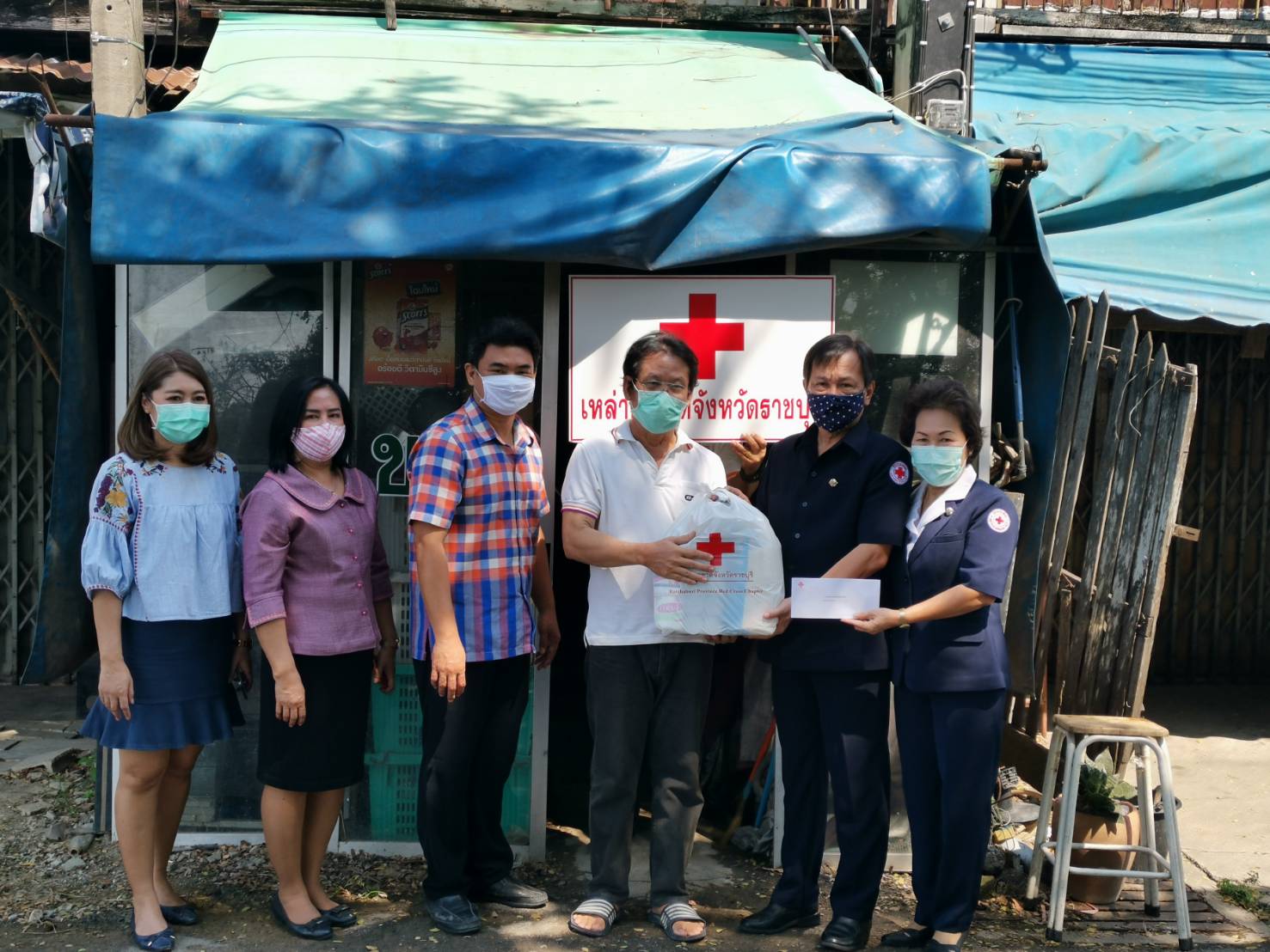 ### กาชาดจังหวัดราชบุรี มอบเงินทุนสำหรับประกอบอาชีพแก่ครัวเรือนยากจน ###