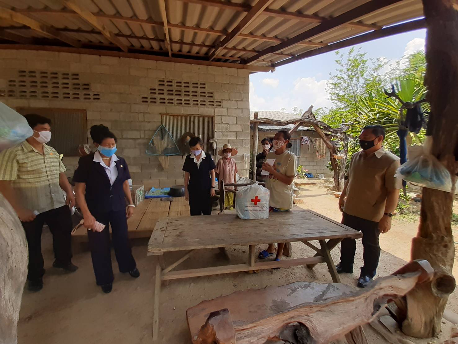 ### กาชาดจังหวัดราชบุรี มอบเงินทุนสำหรับประกอบอาชีพแก่ครัวเรือนยากจน ###