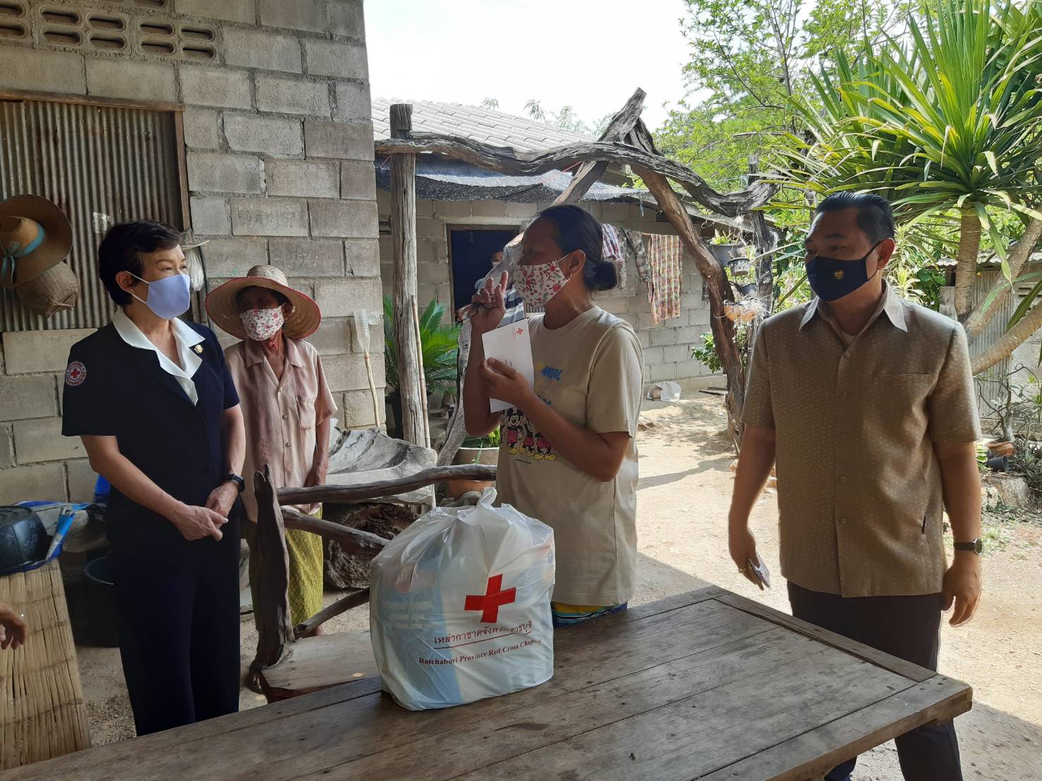 ### กาชาดจังหวัดราชบุรี มอบเงินทุนสำหรับประกอบอาชีพแก่ครัวเรือนยากจน ###