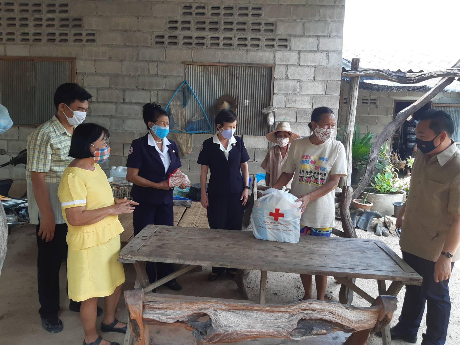 ### กาชาดจังหวัดราชบุรี มอบเงินทุนสำหรับประกอบอาชีพแก่ครัวเรือนยากจน ###