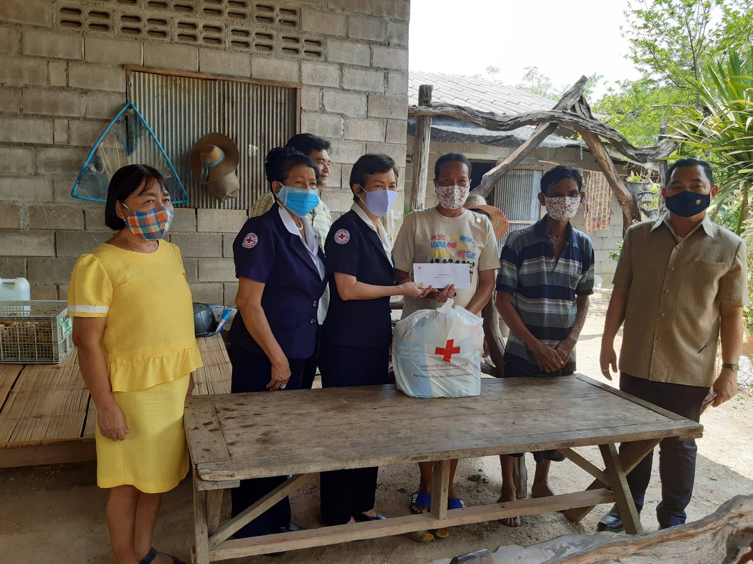 ### กาชาดจังหวัดราชบุรี มอบเงินทุนสำหรับประกอบอาชีพแก่ครัวเรือนยากจน ###