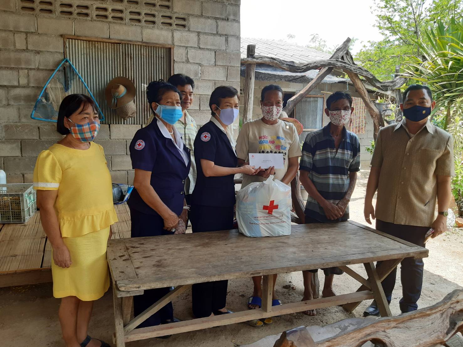 ### กาชาดจังหวัดราชบุรี มอบเงินทุนสำหรับประกอบอาชีพแก่ครัวเรือนยากจน ###