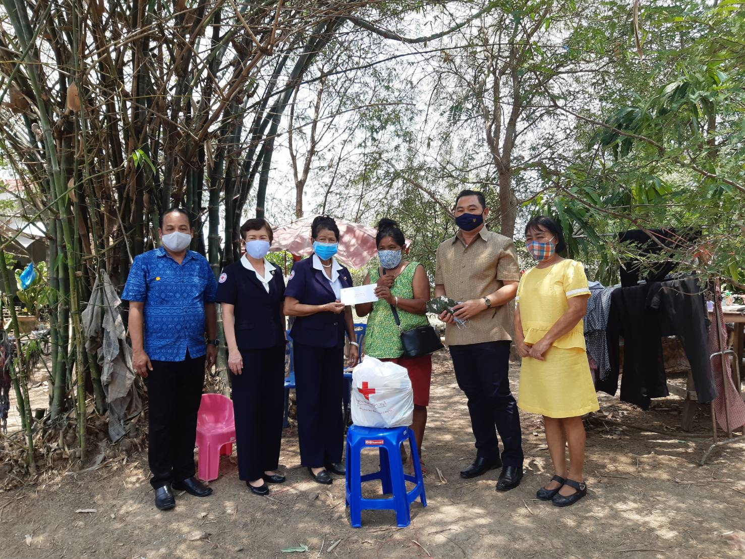 ### กาชาดจังหวัดราชบุรี มอบเงินทุนสำหรับประกอบอาชีพแก่ครัวเรือนยากจน ###