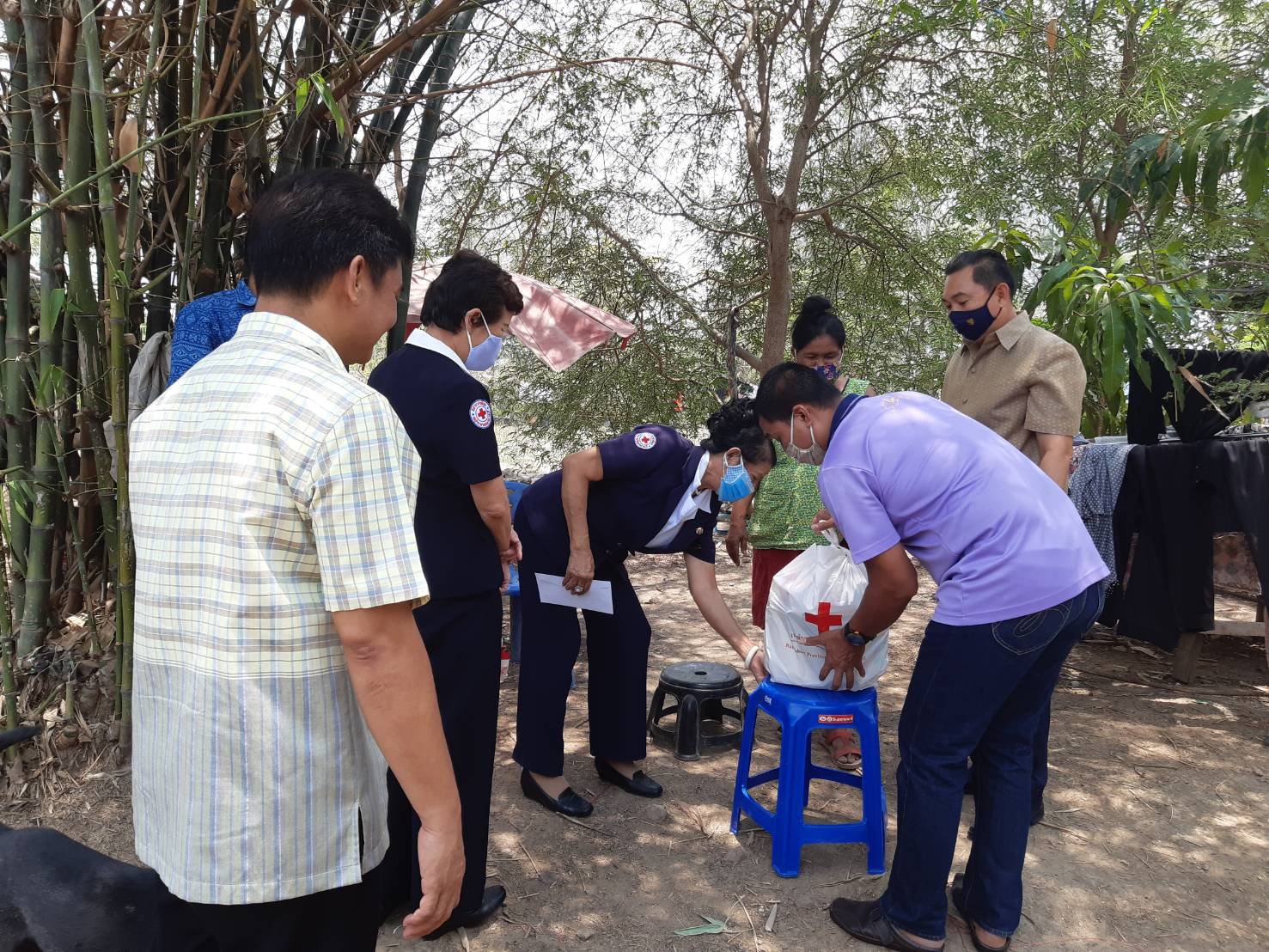 ### กาชาดจังหวัดราชบุรี มอบเงินทุนสำหรับประกอบอาชีพแก่ครัวเรือนยากจน ###