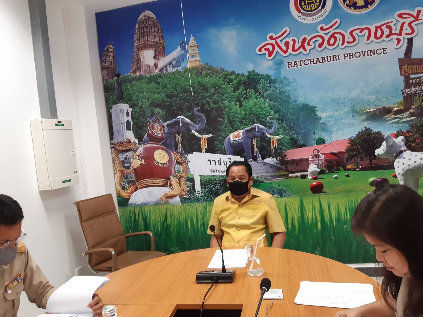 พช.ราชบุรี รับฟังการประชุมผ่านระบบวีดิทัศน์ทางไกล (Video Conference)