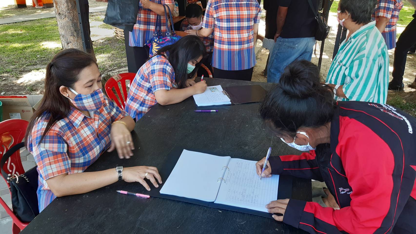 “ตู้ปันสุข แบ่งทุกข์คนราชบุรี” วันพุธที่ 20 พฤษภาคม 2563 เวลา 08.30 น. ณ บริเวณศาลากลางจังหวัดราชบุรี ดร.สุทธิรักษ์ หงสะมัต พัฒนาการจังหวัดราชบุรี พร้อมด้วย หัวหน้ากลุ่มงานฯ หัวหน้าฝ่ายฯ และเจ้าหน้าที่พัฒนาชุมชน สำนักงานพัฒาชุมชนจังหวัดราชบุรี ร่วมบริจาคข้าวสาร อาหารแห้ง   น้ำดื่ม และของใช้อื่น ๆ เพื่อนำมาใส่ตู้ปันสุข