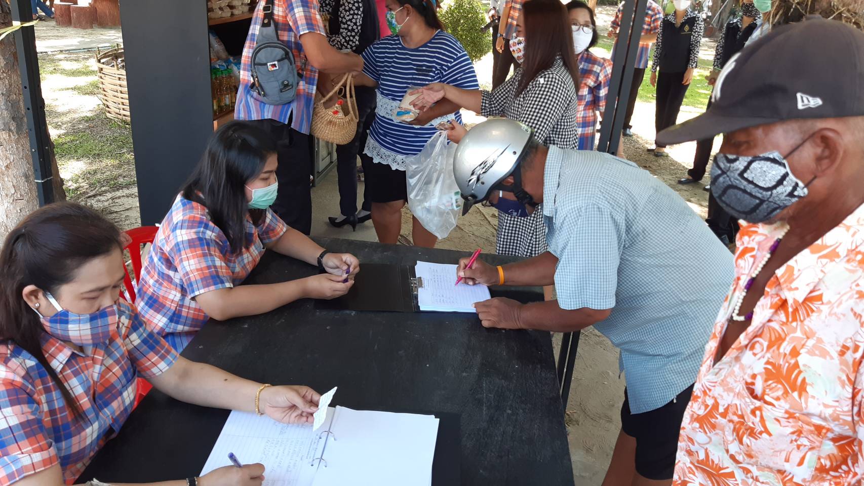 “ตู้ปันสุข แบ่งทุกข์คนราชบุรี” วันพุธที่ 20 พฤษภาคม 2563 เวลา 08.30 น. ณ บริเวณศาลากลางจังหวัดราชบุรี ดร.สุทธิรักษ์ หงสะมัต พัฒนาการจังหวัดราชบุรี พร้อมด้วย หัวหน้ากลุ่มงานฯ หัวหน้าฝ่ายฯ และเจ้าหน้าที่พัฒนาชุมชน สำนักงานพัฒาชุมชนจังหวัดราชบุรี ร่วมบริจาคข้าวสาร อาหารแห้ง   น้ำดื่ม และของใช้อื่น ๆ เพื่อนำมาใส่ตู้ปันสุข