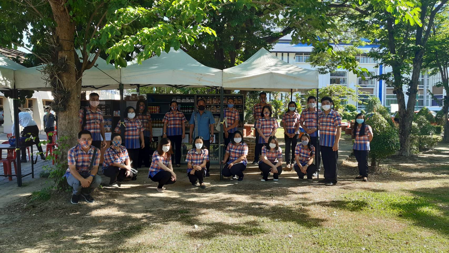 “ตู้ปันสุข แบ่งทุกข์คนราชบุรี” วันพุธที่ 20 พฤษภาคม 2563 เวลา 08.30 น. ณ บริเวณศาลากลางจังหวัดราชบุรี ดร.สุทธิรักษ์ หงสะมัต พัฒนาการจังหวัดราชบุรี พร้อมด้วย หัวหน้ากลุ่มงานฯ หัวหน้าฝ่ายฯ และเจ้าหน้าที่พัฒนาชุมชน สำนักงานพัฒาชุมชนจังหวัดราชบุรี ร่วมบริจาคข้าวสาร อาหารแห้ง   น้ำดื่ม และของใช้อื่น ๆ เพื่อนำมาใส่ตู้ปันสุข