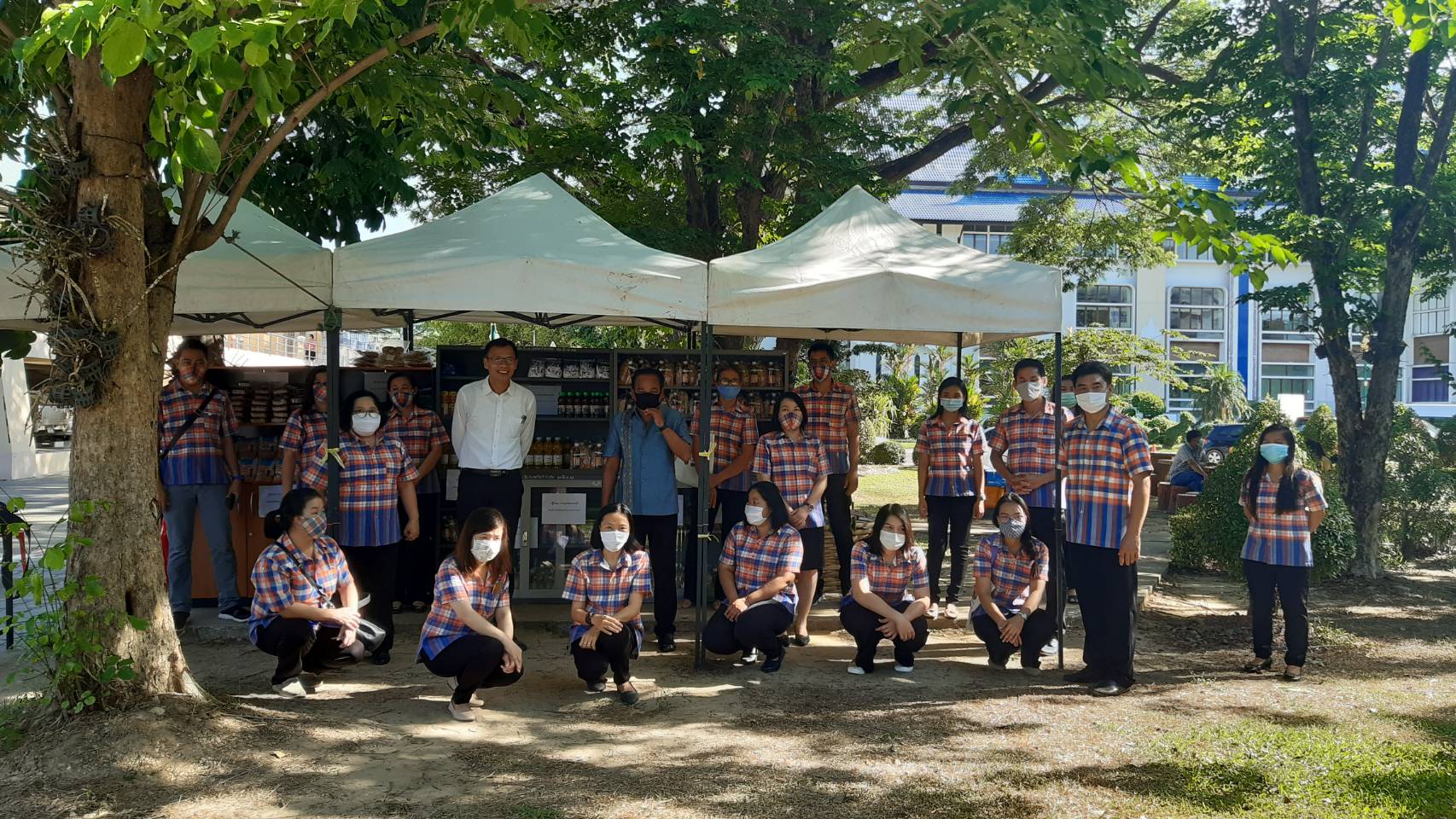 “ตู้ปันสุข แบ่งทุกข์คนราชบุรี” วันพุธที่ 20 พฤษภาคม 2563 เวลา 08.30 น. ณ บริเวณศาลากลางจังหวัดราชบุรี ดร.สุทธิรักษ์ หงสะมัต พัฒนาการจังหวัดราชบุรี พร้อมด้วย หัวหน้ากลุ่มงานฯ หัวหน้าฝ่ายฯ และเจ้าหน้าที่พัฒนาชุมชน สำนักงานพัฒาชุมชนจังหวัดราชบุรี ร่วมบริจาคข้าวสาร อาหารแห้ง   น้ำดื่ม และของใช้อื่น ๆ เพื่อนำมาใส่ตู้ปันสุข