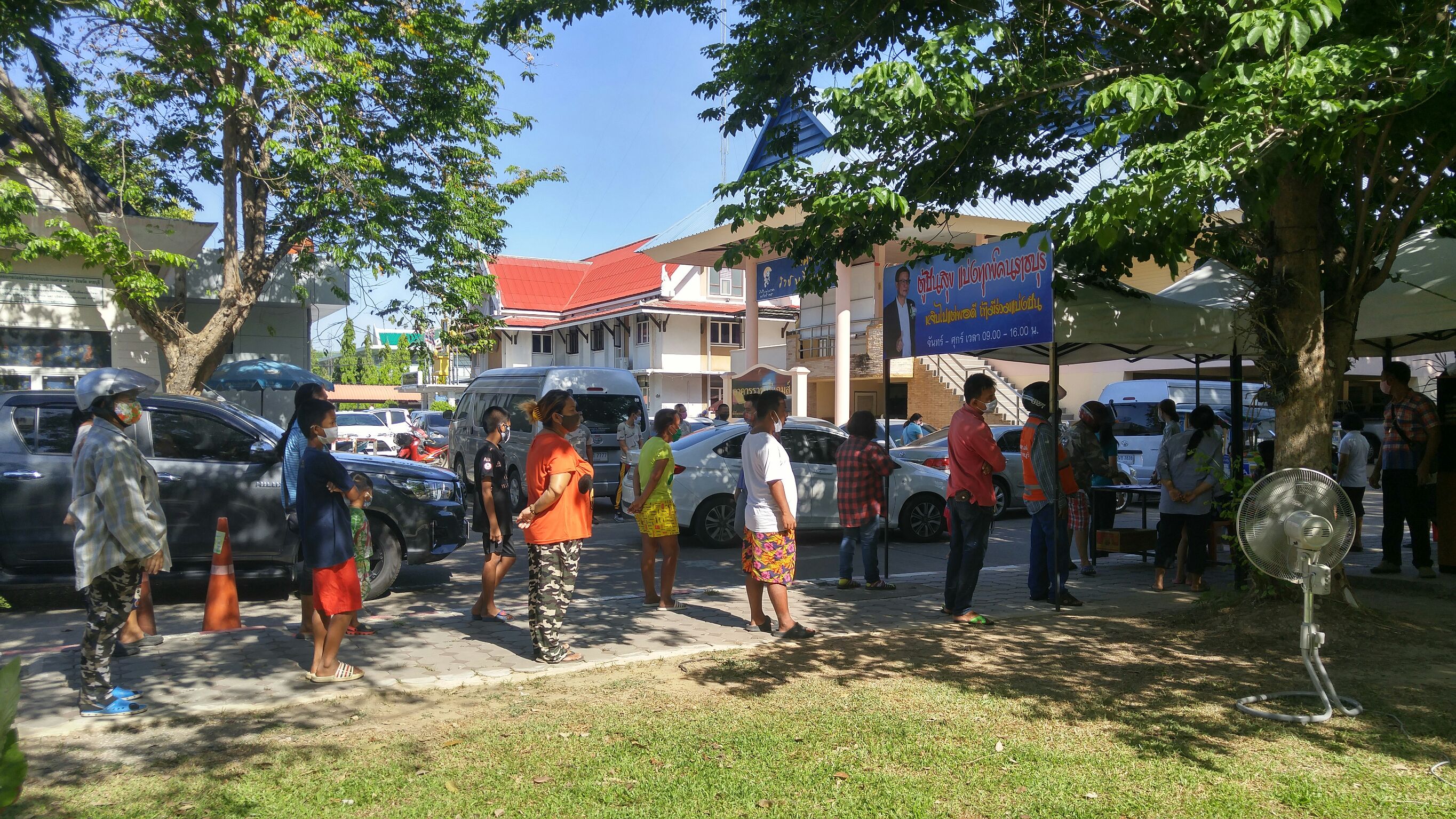 “ตู้ปันสุข แบ่งทุกข์คนราชบุรี” วันพุธที่ 20 พฤษภาคม 2563 เวลา 08.30 น. ณ บริเวณศาลากลางจังหวัดราชบุรี ดร.สุทธิรักษ์ หงสะมัต พัฒนาการจังหวัดราชบุรี พร้อมด้วย หัวหน้ากลุ่มงานฯ หัวหน้าฝ่ายฯ และเจ้าหน้าที่พัฒนาชุมชน สำนักงานพัฒาชุมชนจังหวัดราชบุรี ร่วมบริจาคข้าวสาร อาหารแห้ง   น้ำดื่ม และของใช้อื่น ๆ เพื่อนำมาใส่ตู้ปันสุข