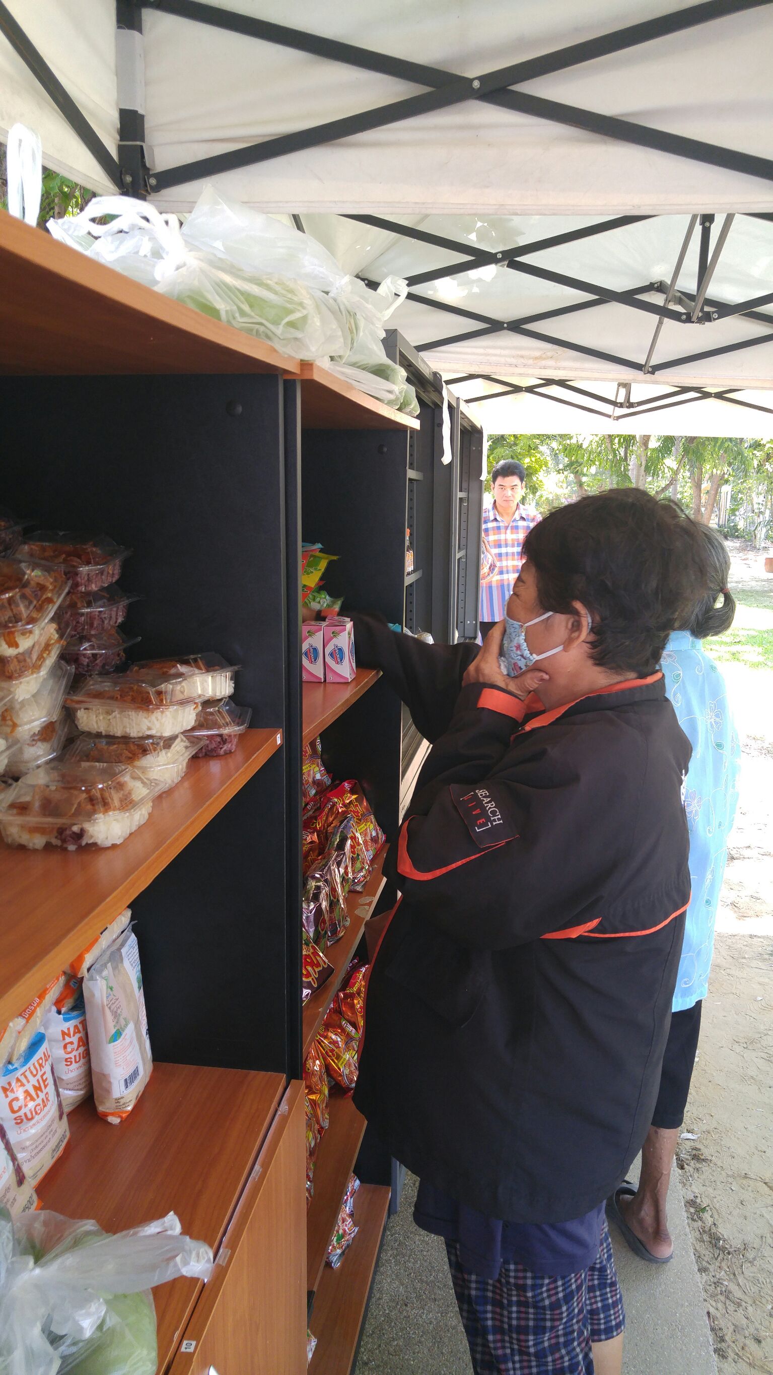 “ตู้ปันสุข แบ่งทุกข์คนราชบุรี” วันพุธที่ 20 พฤษภาคม 2563 เวลา 08.30 น. ณ บริเวณศาลากลางจังหวัดราชบุรี ดร.สุทธิรักษ์ หงสะมัต พัฒนาการจังหวัดราชบุรี พร้อมด้วย หัวหน้ากลุ่มงานฯ หัวหน้าฝ่ายฯ และเจ้าหน้าที่พัฒนาชุมชน สำนักงานพัฒาชุมชนจังหวัดราชบุรี ร่วมบริจาคข้าวสาร อาหารแห้ง   น้ำดื่ม และของใช้อื่น ๆ เพื่อนำมาใส่ตู้ปันสุข