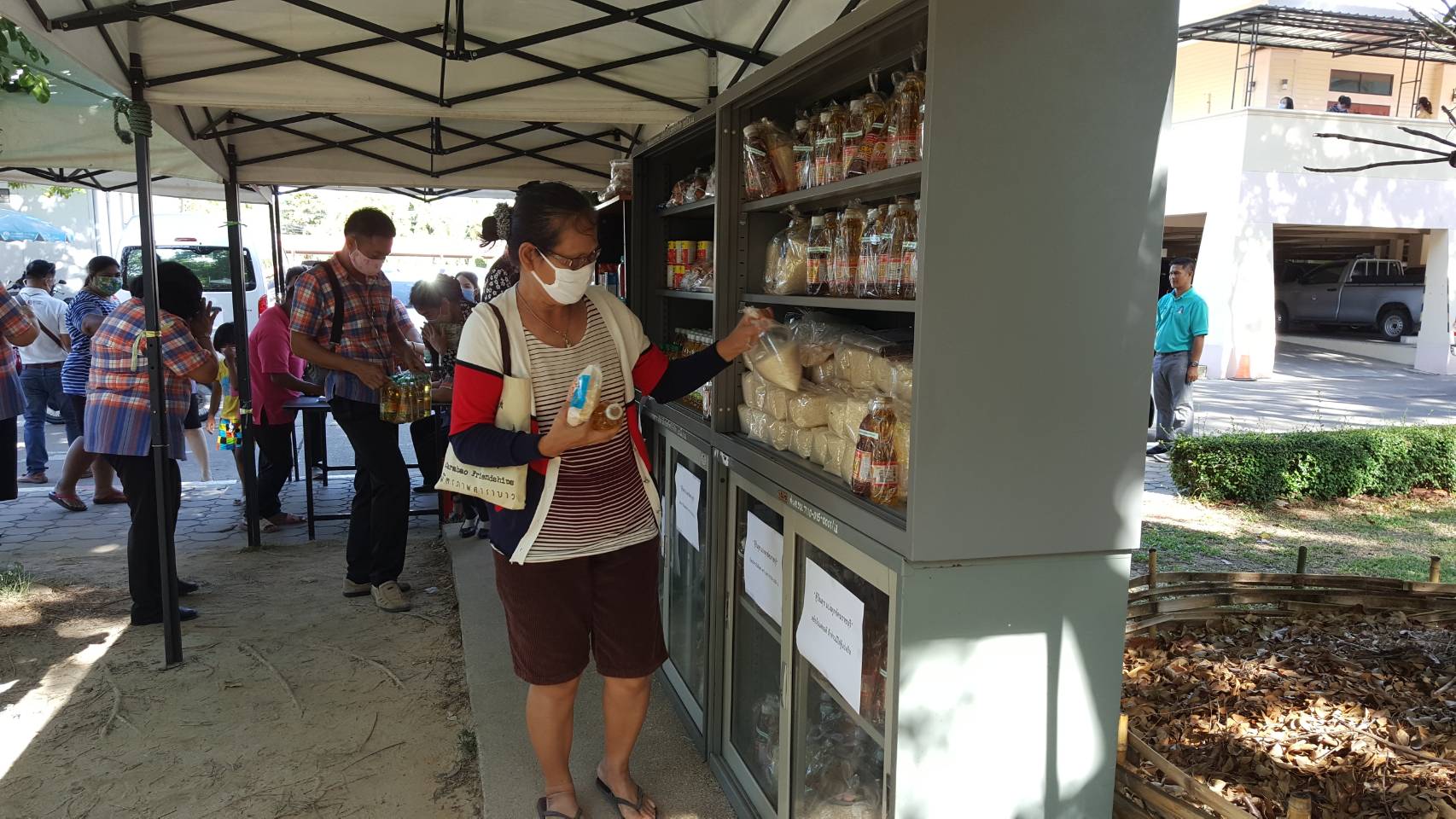 “ตู้ปันสุข แบ่งทุกข์คนราชบุรี” วันพุธที่ 20 พฤษภาคม 2563 เวลา 08.30 น. ณ บริเวณศาลากลางจังหวัดราชบุรี ดร.สุทธิรักษ์ หงสะมัต พัฒนาการจังหวัดราชบุรี พร้อมด้วย หัวหน้ากลุ่มงานฯ หัวหน้าฝ่ายฯ และเจ้าหน้าที่พัฒนาชุมชน สำนักงานพัฒาชุมชนจังหวัดราชบุรี ร่วมบริจาคข้าวสาร อาหารแห้ง   น้ำดื่ม และของใช้อื่น ๆ เพื่อนำมาใส่ตู้ปันสุข