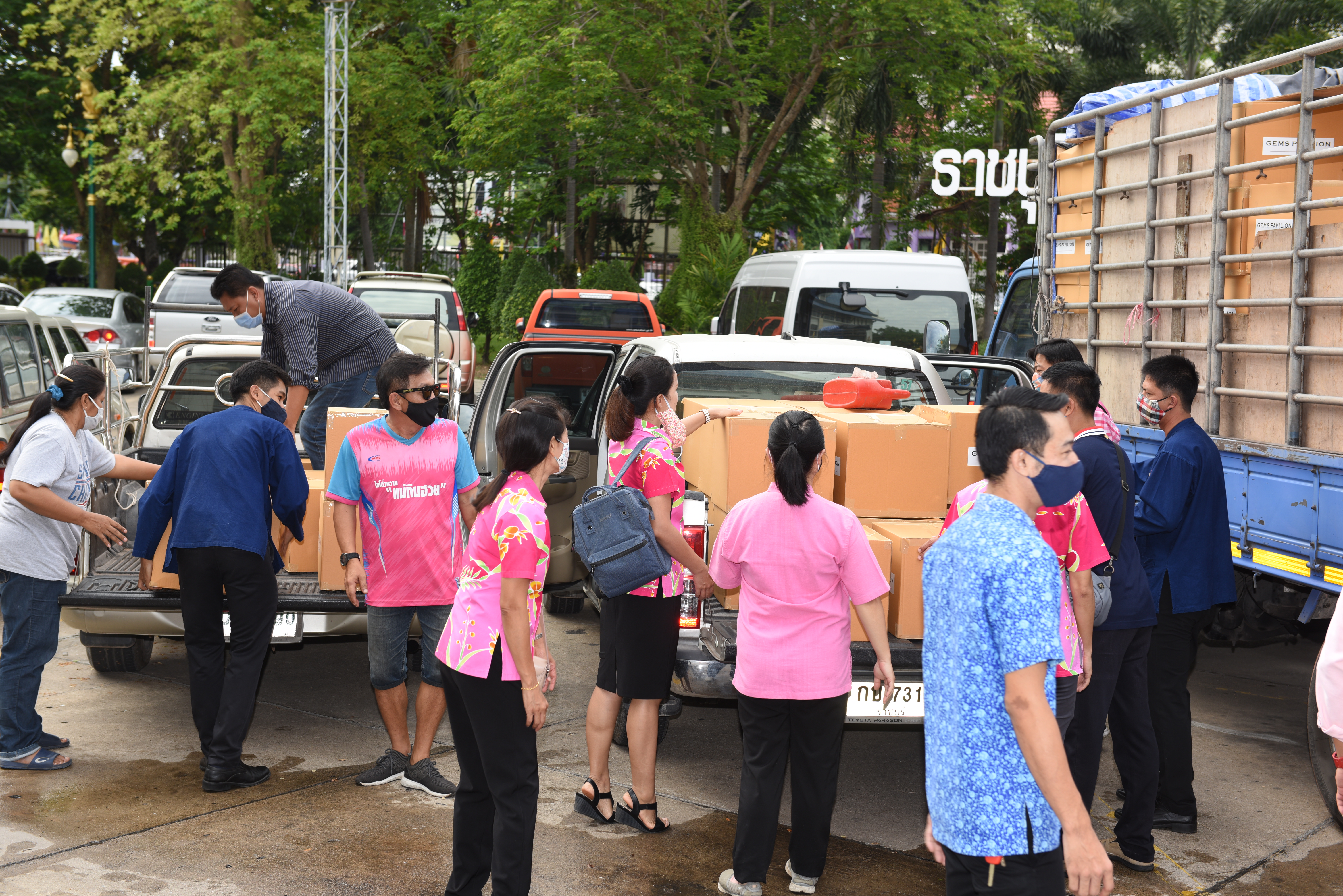 …คนราชบุรี ไม่ทิ้งกัน…วันอังคารที่ 12 พฤษภาคม 2563 เวลา 08.30 น. ณ ศาลากลางจังหวัดราชบุรี นายวิสาห์ พูลศิริรัตน์      รองผู้ว่าราชการจังหวัดราชบุรี รับมอบกล่องยังชีพ จาก บริษัท เจมส์ พาวิลเลี่ยน จำนวน 200 กล่อง