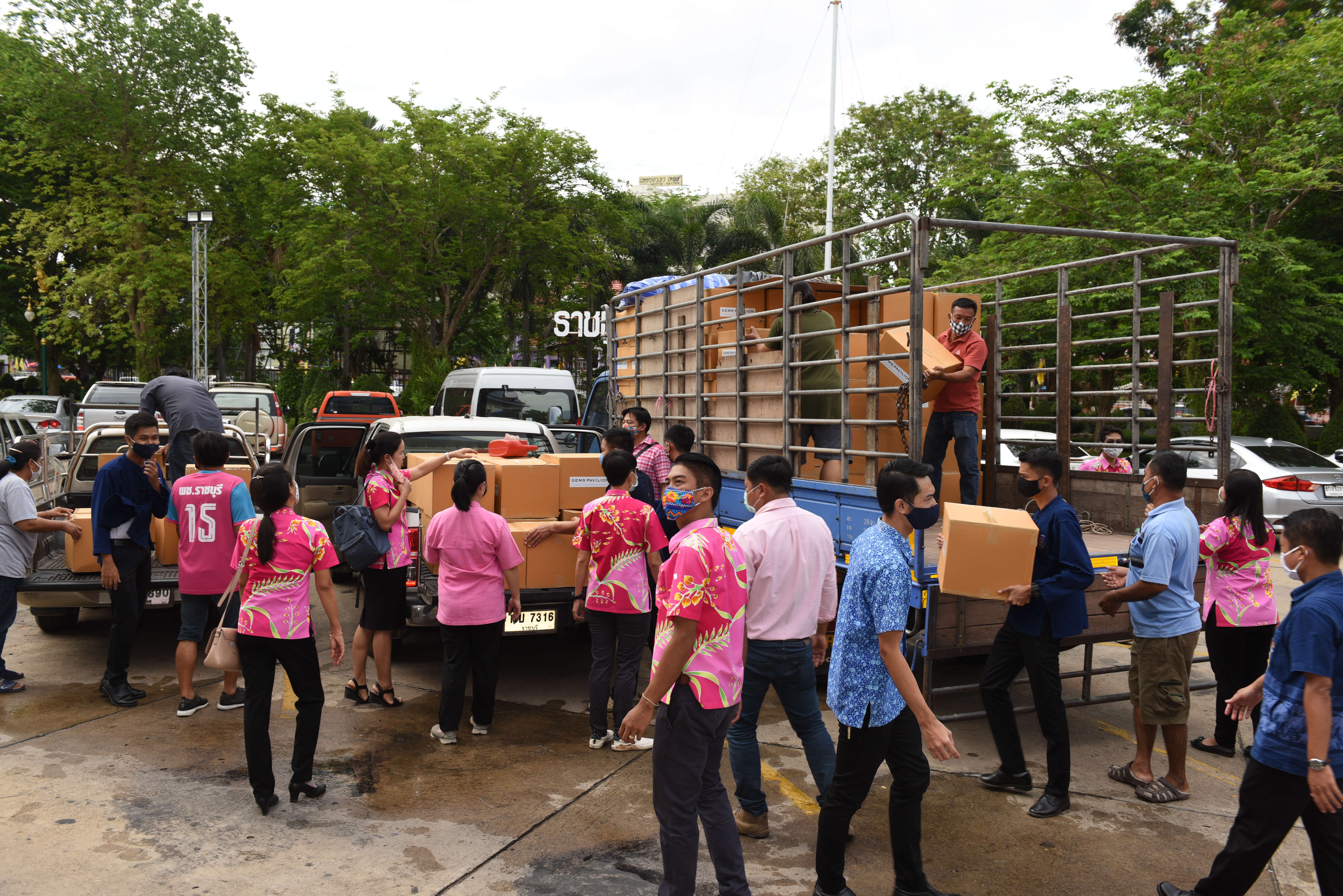 …คนราชบุรี ไม่ทิ้งกัน…วันอังคารที่ 12 พฤษภาคม 2563 เวลา 08.30 น. ณ ศาลากลางจังหวัดราชบุรี นายวิสาห์ พูลศิริรัตน์      รองผู้ว่าราชการจังหวัดราชบุรี รับมอบกล่องยังชีพ จาก บริษัท เจมส์ พาวิลเลี่ยน จำนวน 200 กล่อง