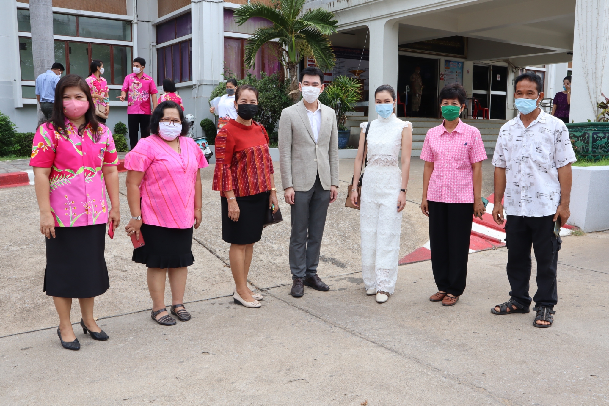 …คนราชบุรี ไม่ทิ้งกัน…วันอังคารที่ 12 พฤษภาคม 2563 เวลา 08.30 น. ณ ศาลากลางจังหวัดราชบุรี นายวิสาห์ พูลศิริรัตน์      รองผู้ว่าราชการจังหวัดราชบุรี รับมอบกล่องยังชีพ จาก บริษัท เจมส์ พาวิลเลี่ยน จำนวน 200 กล่อง