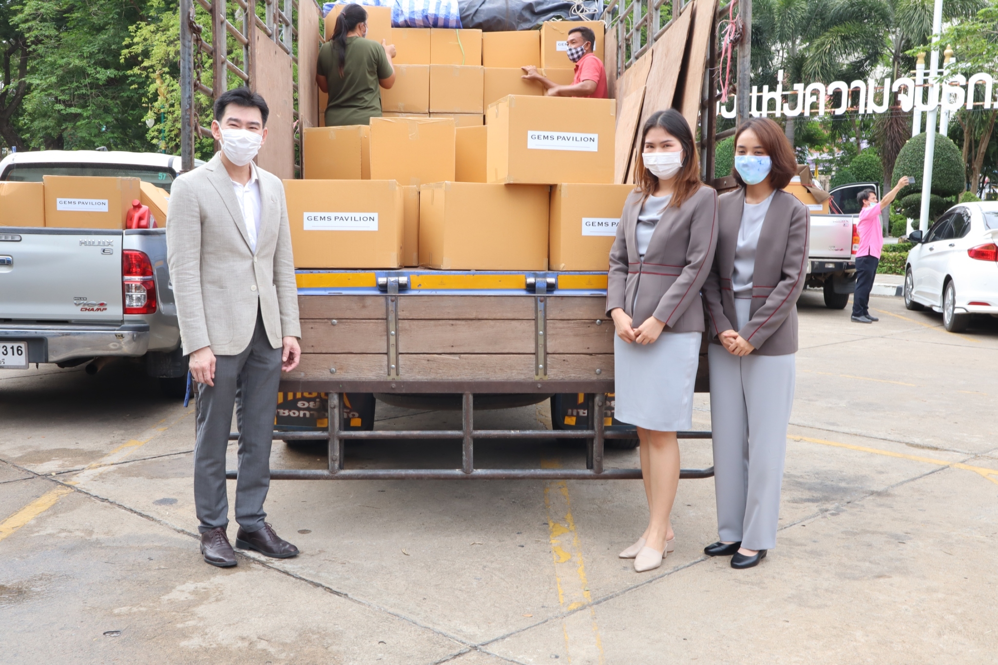 …คนราชบุรี ไม่ทิ้งกัน…วันอังคารที่ 12 พฤษภาคม 2563 เวลา 08.30 น. ณ ศาลากลางจังหวัดราชบุรี นายวิสาห์ พูลศิริรัตน์      รองผู้ว่าราชการจังหวัดราชบุรี รับมอบกล่องยังชีพ จาก บริษัท เจมส์ พาวิลเลี่ยน จำนวน 200 กล่อง