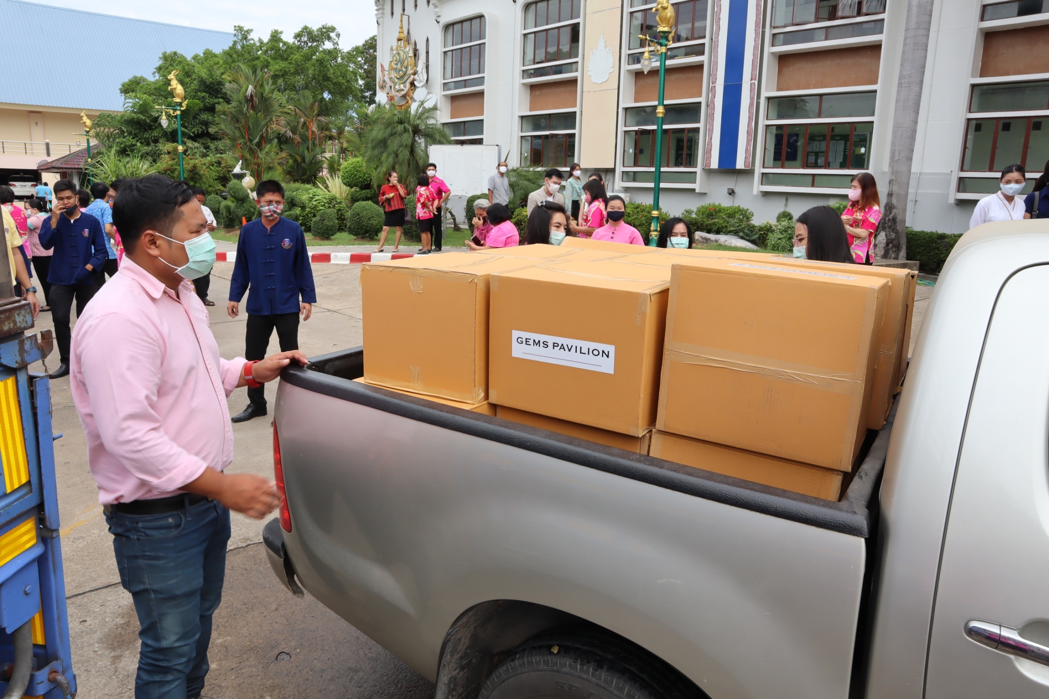 …คนราชบุรี ไม่ทิ้งกัน…วันอังคารที่ 12 พฤษภาคม 2563 เวลา 08.30 น. ณ ศาลากลางจังหวัดราชบุรี นายวิสาห์ พูลศิริรัตน์      รองผู้ว่าราชการจังหวัดราชบุรี รับมอบกล่องยังชีพ จาก บริษัท เจมส์ พาวิลเลี่ยน จำนวน 200 กล่อง