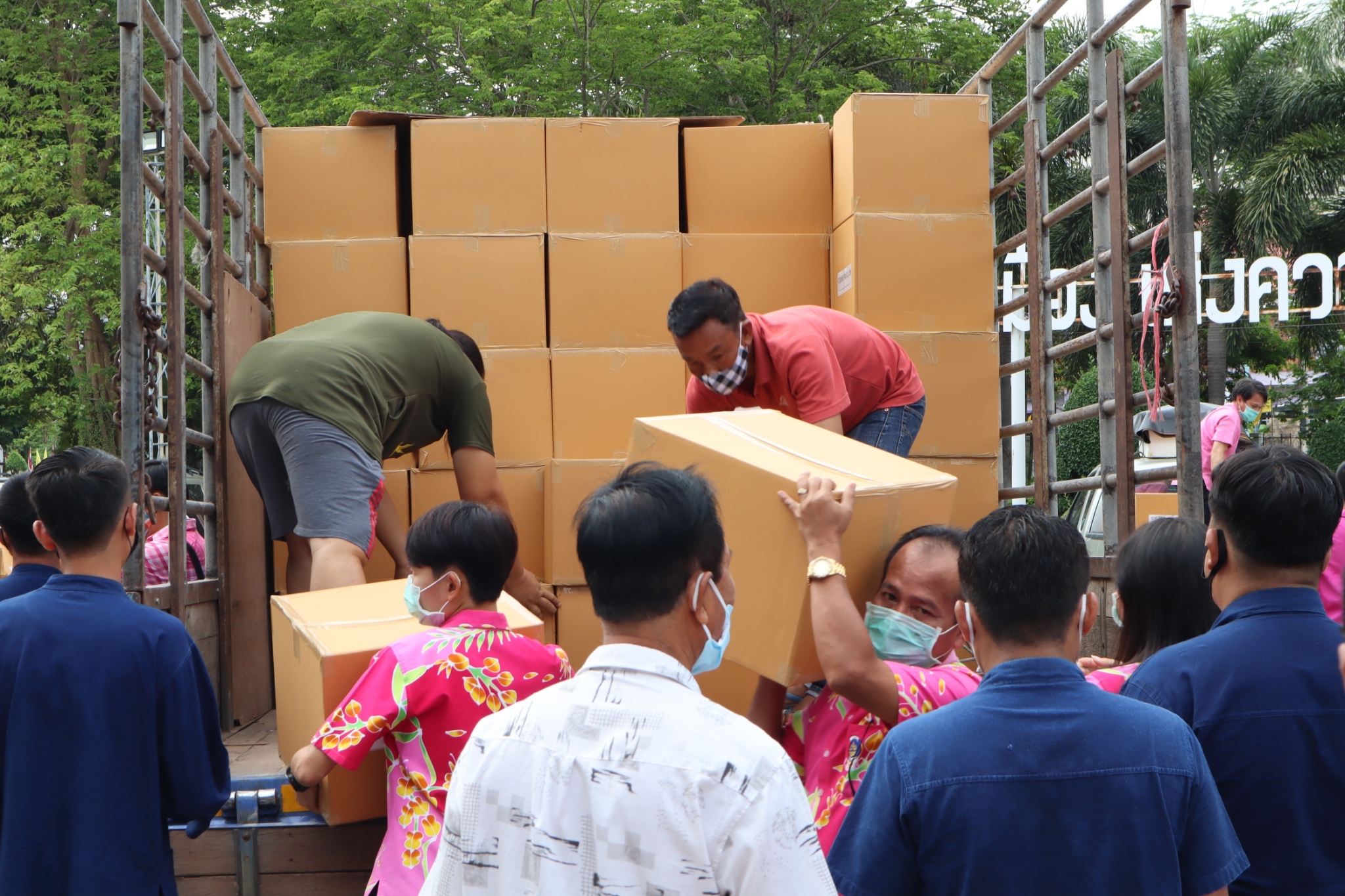 …คนราชบุรี ไม่ทิ้งกัน…วันอังคารที่ 12 พฤษภาคม 2563 เวลา 08.30 น. ณ ศาลากลางจังหวัดราชบุรี นายวิสาห์ พูลศิริรัตน์      รองผู้ว่าราชการจังหวัดราชบุรี รับมอบกล่องยังชีพ จาก บริษัท เจมส์ พาวิลเลี่ยน จำนวน 200 กล่อง