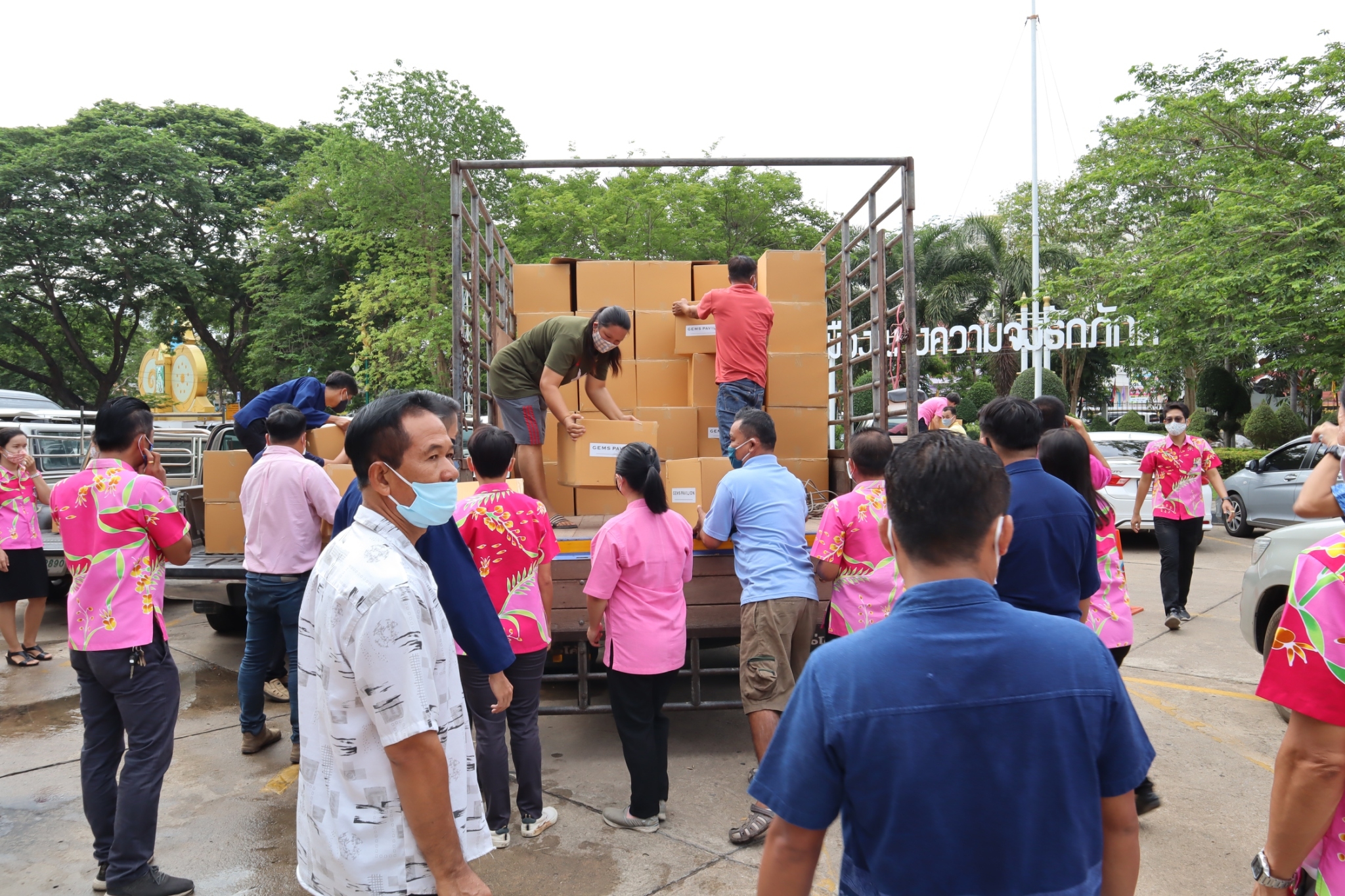 …คนราชบุรี ไม่ทิ้งกัน…วันอังคารที่ 12 พฤษภาคม 2563 เวลา 08.30 น. ณ ศาลากลางจังหวัดราชบุรี นายวิสาห์ พูลศิริรัตน์      รองผู้ว่าราชการจังหวัดราชบุรี รับมอบกล่องยังชีพ จาก บริษัท เจมส์ พาวิลเลี่ยน จำนวน 200 กล่อง