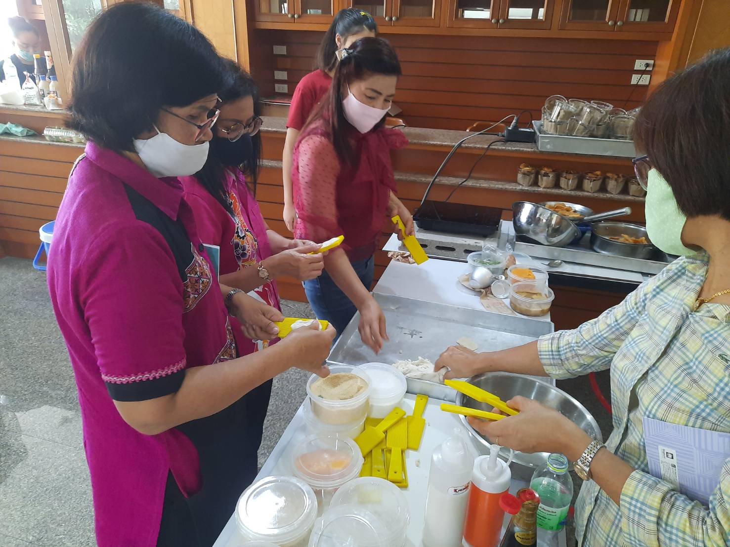 **ราชบุรีเสริมทักษะอาชีพสมาชิกกองทุนพัฒนาบทบาทสตรี**