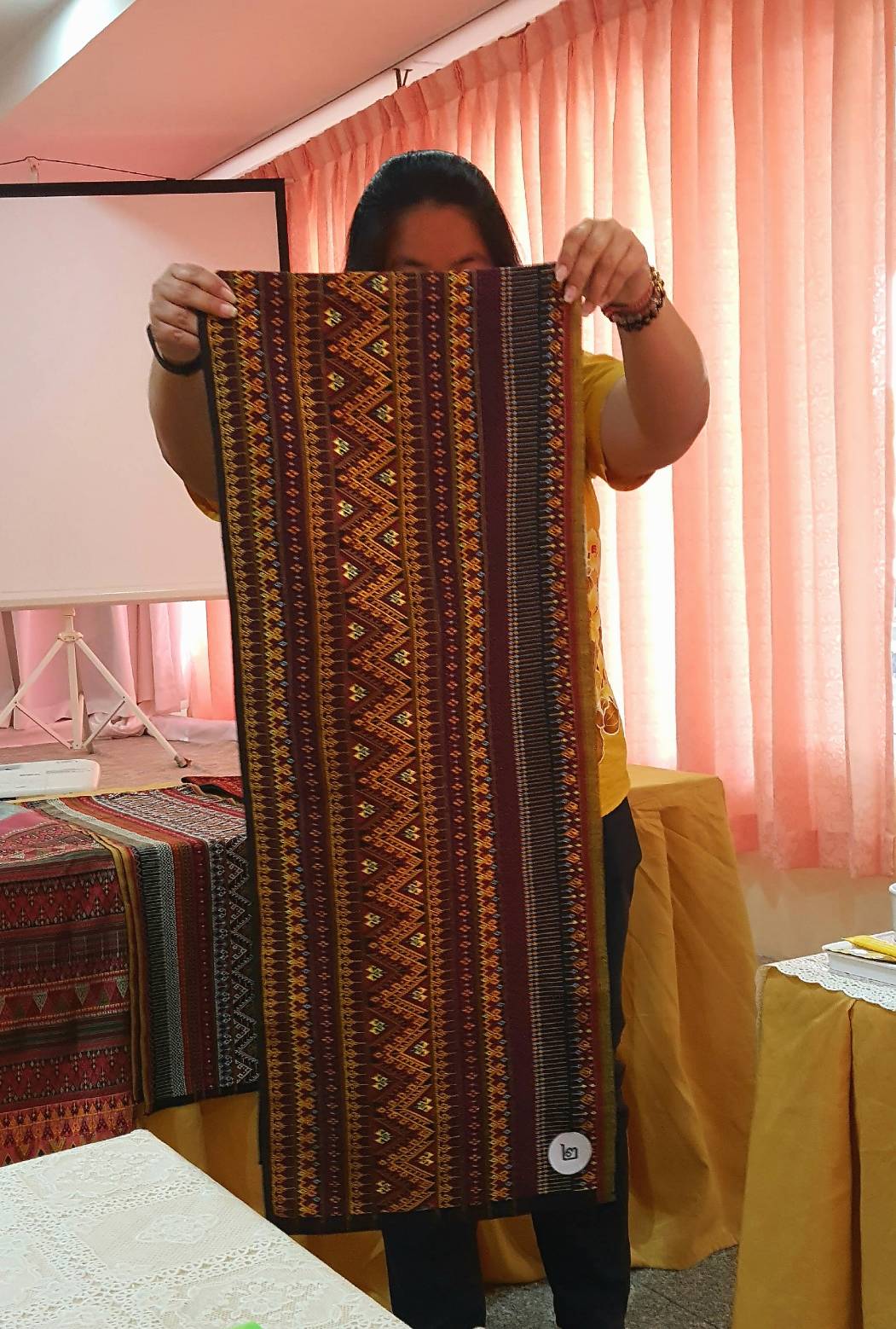 การประกวดผ้าสืบสาน อนุรักษ์ศิลป์ผ้าถิ่นไทย ดำรงไว้ในแผ่นดิน จังหวัดราชบุรี