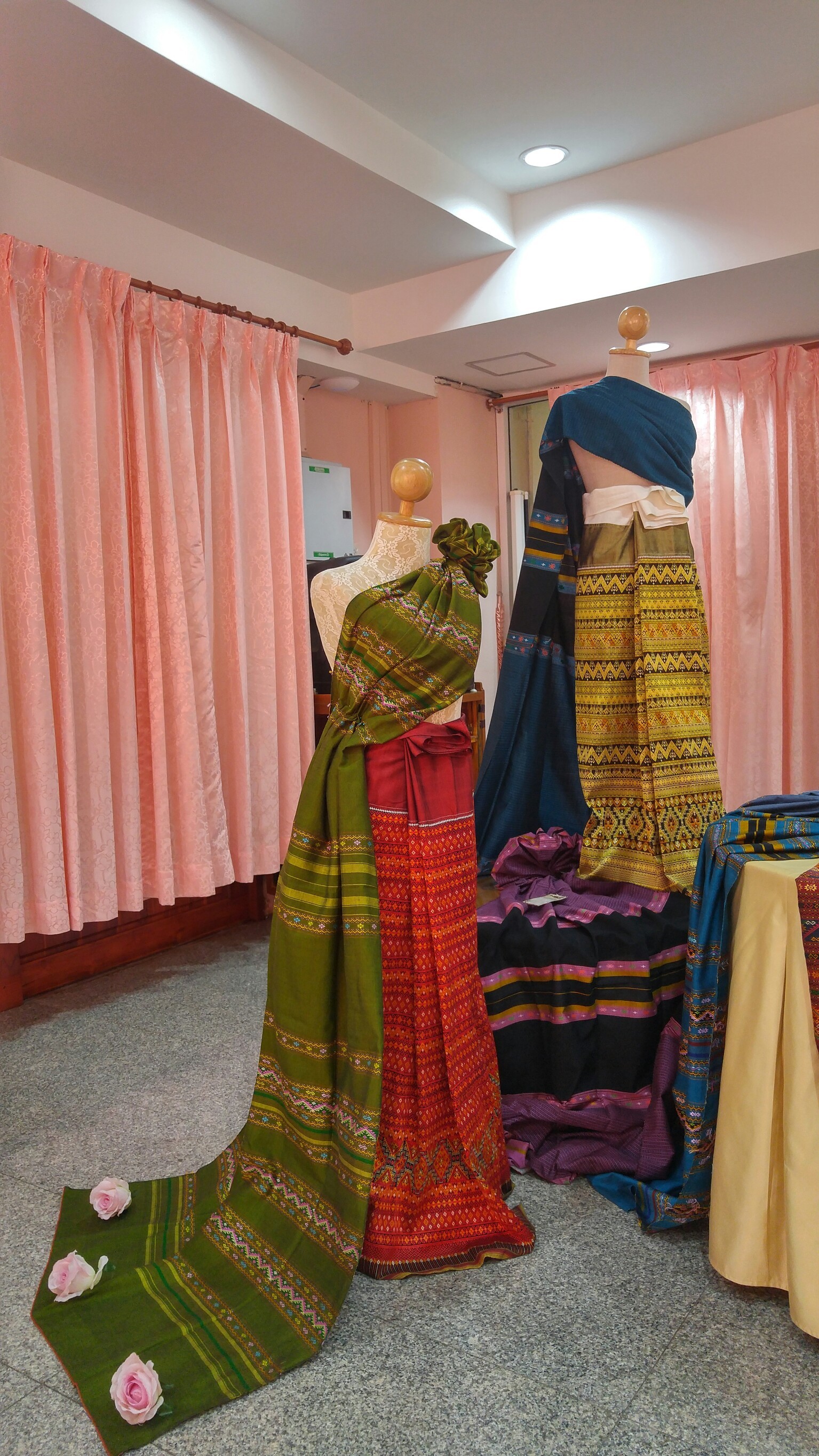 การประกวดผ้าสืบสาน อนุรักษ์ศิลป์ผ้าถิ่นไทย ดำรงไว้ในแผ่นดิน จังหวัดราชบุรี