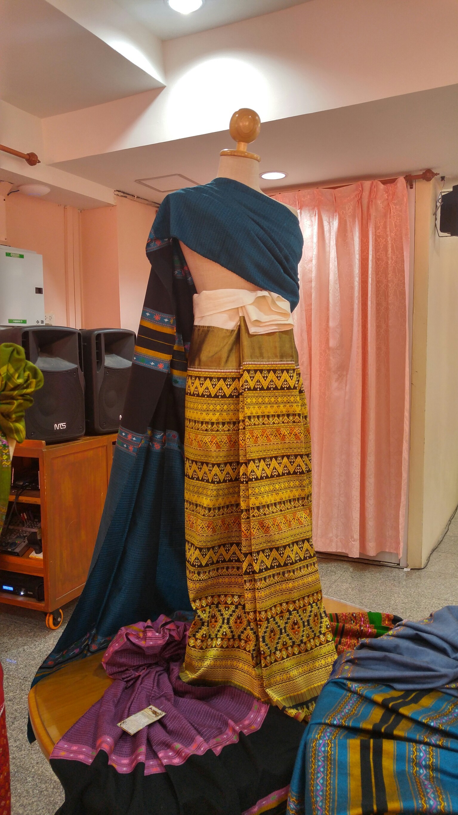 การประกวดผ้าสืบสาน อนุรักษ์ศิลป์ผ้าถิ่นไทย ดำรงไว้ในแผ่นดิน จังหวัดราชบุรี