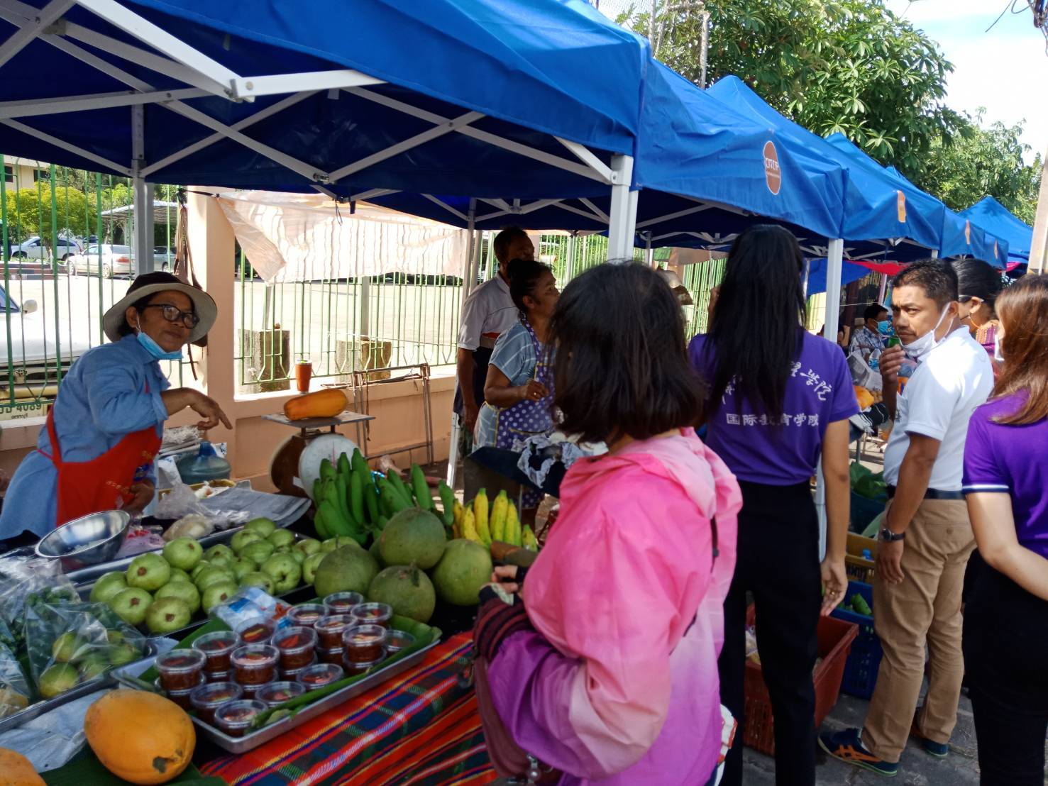 สพจ.ราชบุรี ร่วมกับเครือข่าย OTOP จังหวัดราชบุรี ดำเนินการจัดตลาดตามโครงการ OTOP เคลื่อนที่ (OTOP Mobile)