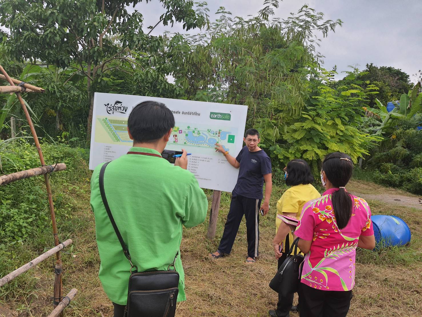 สพจ.ราชบุรี ติดตามสนับสนุนโครงการพัฒนาพื้นที่ต้นแบบการพัฒนาคุณภาพชีวิต ตามหลักทฤษฎีใหม่ ประยุกต์สู่ “โคก หนอง นา โมเดล”
