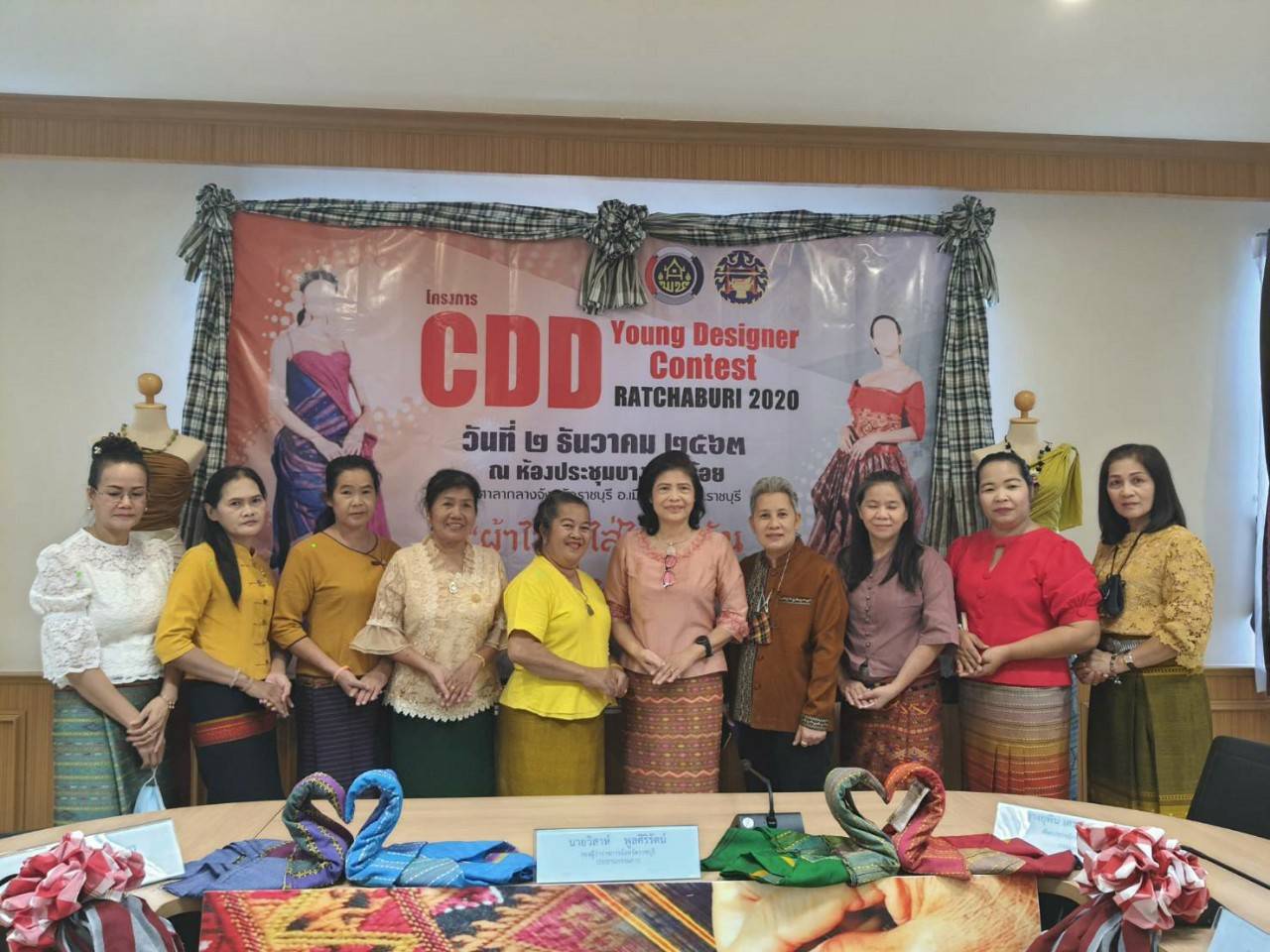 ? จังหวัดราชบุรี  ร่วมรณรงค์การสวมใส่ผ้าไทย เพื่อสืบสานพระราชปณิธาน สมเด็จพระนางเจ้าสิริกิติ์ พระบรมราชีนีนาถ พระบรมราชชนนีพันปีหลวง ภายใต้โครงการ สืบสาน อนุรักษ์ศิลป์ผ้าถิ่นไทย ดำรงไว้ในแผ่นดิน และจัดการประกวดนักออกแบบรุ่นใหม่ CDD Young Designer Contest 2563 “ผ้าไทย ใส่ได้ทุกวัน ดูดี ไม่มีเบื่อ”