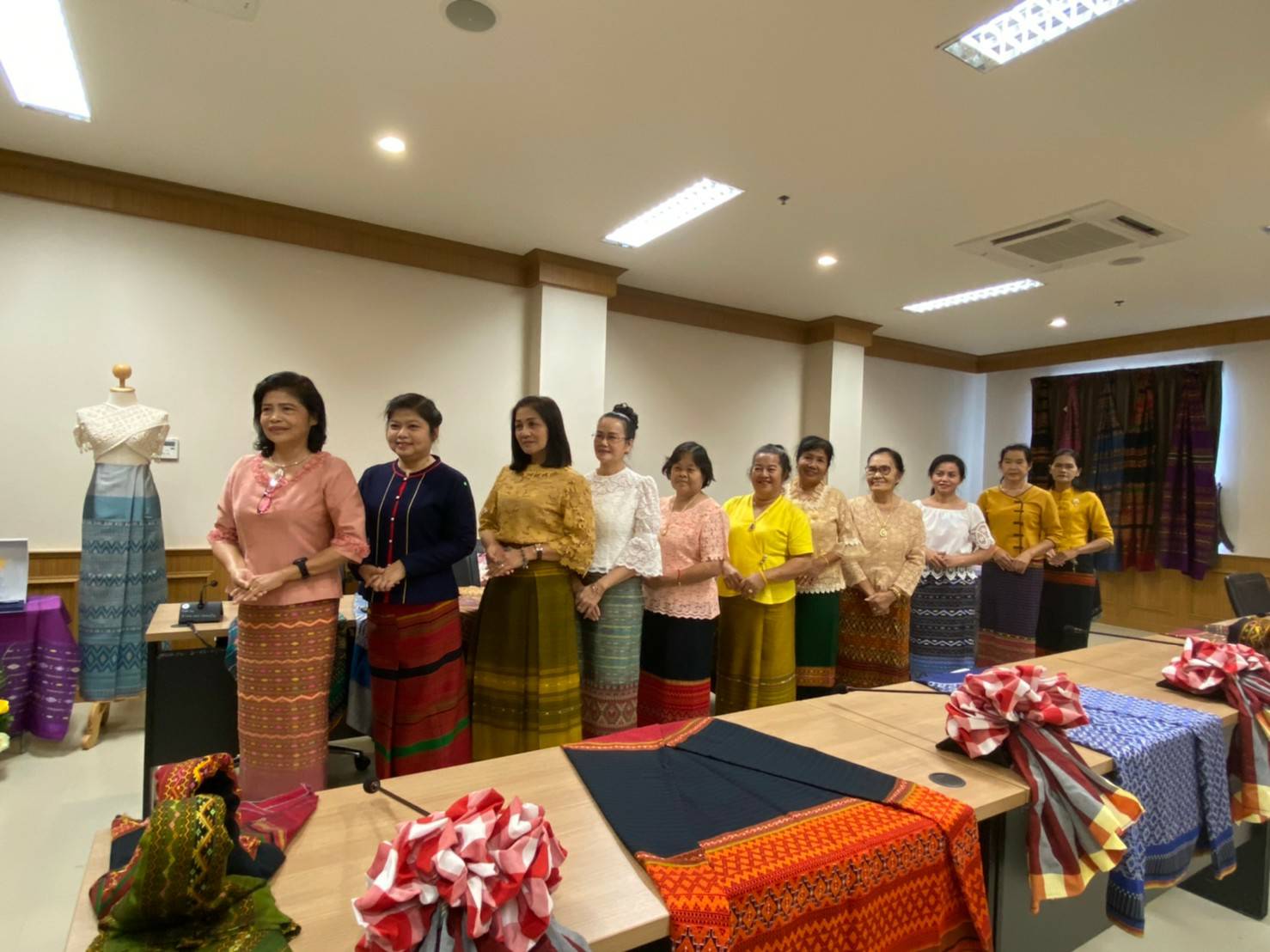 ? จังหวัดราชบุรี  ร่วมรณรงค์การสวมใส่ผ้าไทย เพื่อสืบสานพระราชปณิธาน สมเด็จพระนางเจ้าสิริกิติ์ พระบรมราชีนีนาถ พระบรมราชชนนีพันปีหลวง ภายใต้โครงการ สืบสาน อนุรักษ์ศิลป์ผ้าถิ่นไทย ดำรงไว้ในแผ่นดิน และจัดการประกวดนักออกแบบรุ่นใหม่ CDD Young Designer Contest 2563 “ผ้าไทย ใส่ได้ทุกวัน ดูดี ไม่มีเบื่อ”