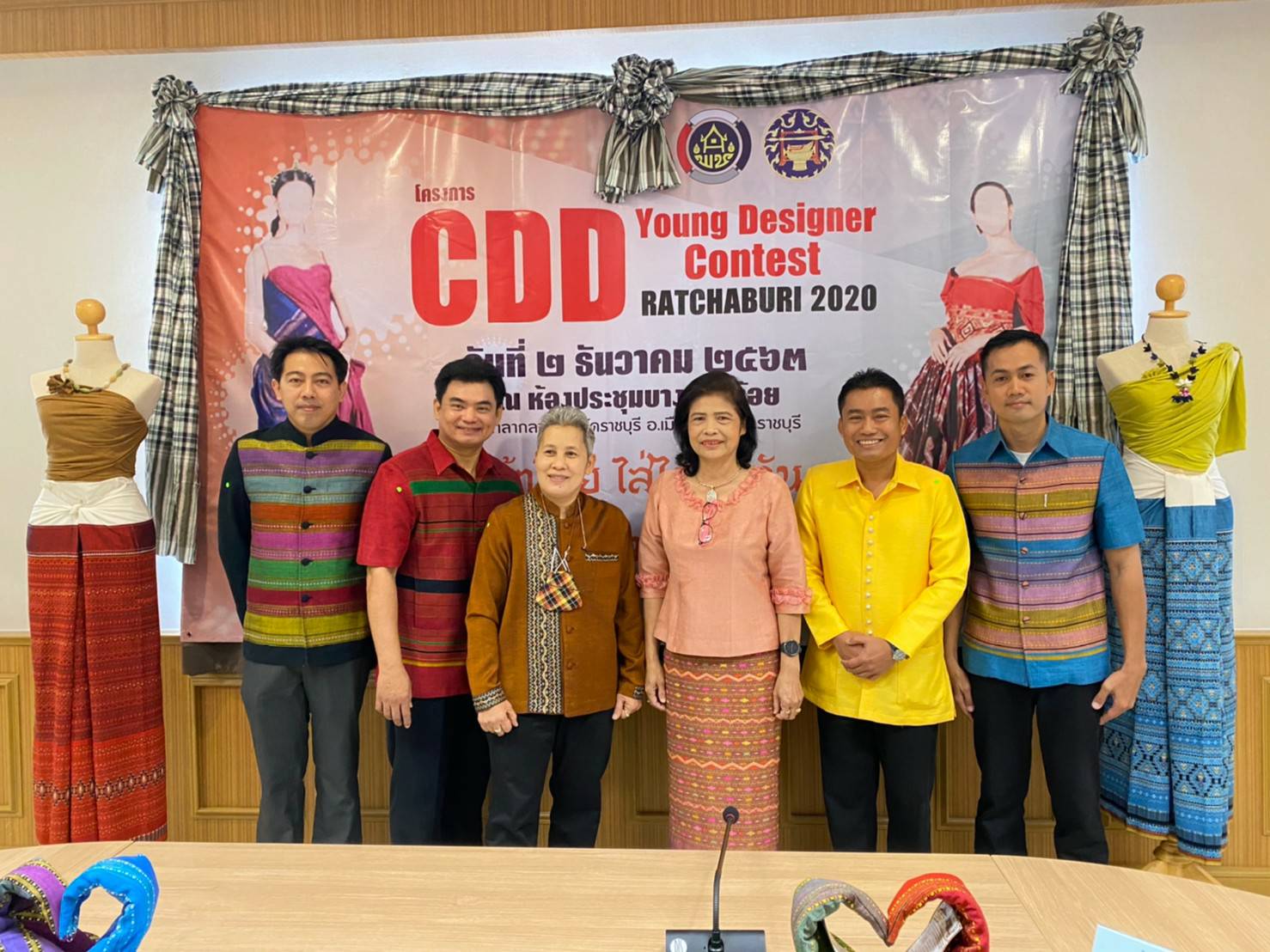 ? จังหวัดราชบุรี  ร่วมรณรงค์การสวมใส่ผ้าไทย เพื่อสืบสานพระราชปณิธาน สมเด็จพระนางเจ้าสิริกิติ์ พระบรมราชีนีนาถ พระบรมราชชนนีพันปีหลวง ภายใต้โครงการ สืบสาน อนุรักษ์ศิลป์ผ้าถิ่นไทย ดำรงไว้ในแผ่นดิน และจัดการประกวดนักออกแบบรุ่นใหม่ CDD Young Designer Contest 2563 “ผ้าไทย ใส่ได้ทุกวัน ดูดี ไม่มีเบื่อ”