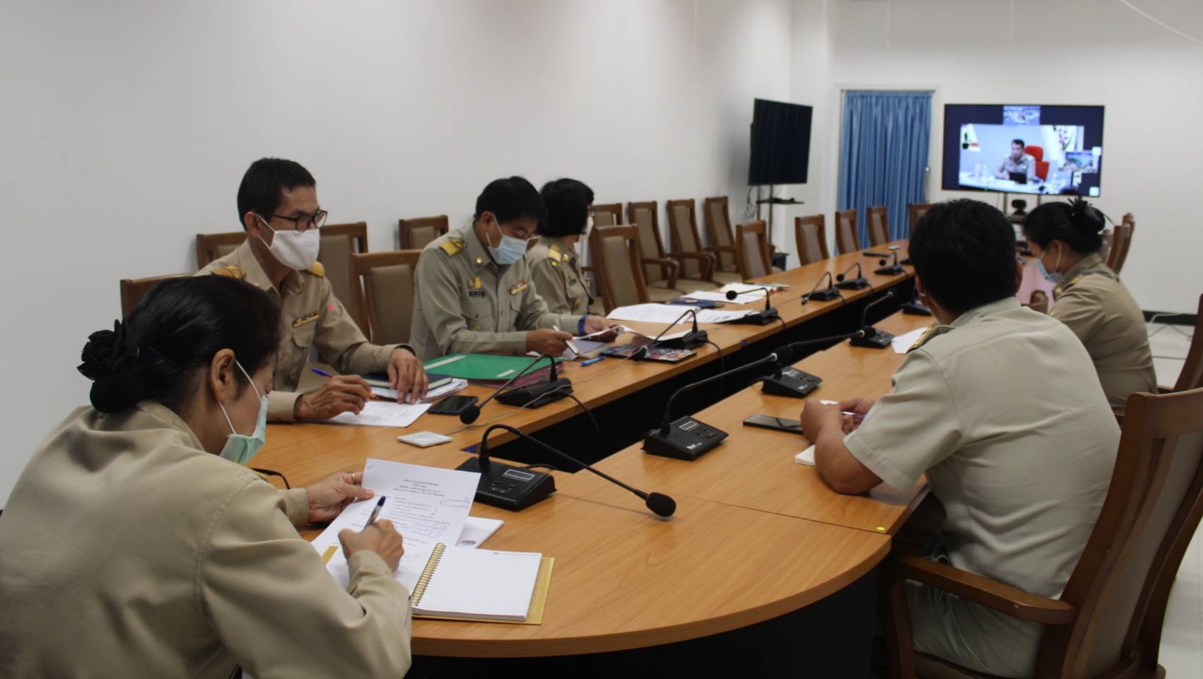 พจ.ราชบุรี พร้อมทีมงาน ร่วมรับฟังการประชุมกรมการพัฒนาชุมชน ครั้งที่ 10/2563 ผ่านระบบวีดิทัศน์ทางไกล (Video Conference) และระบบ TV พช.