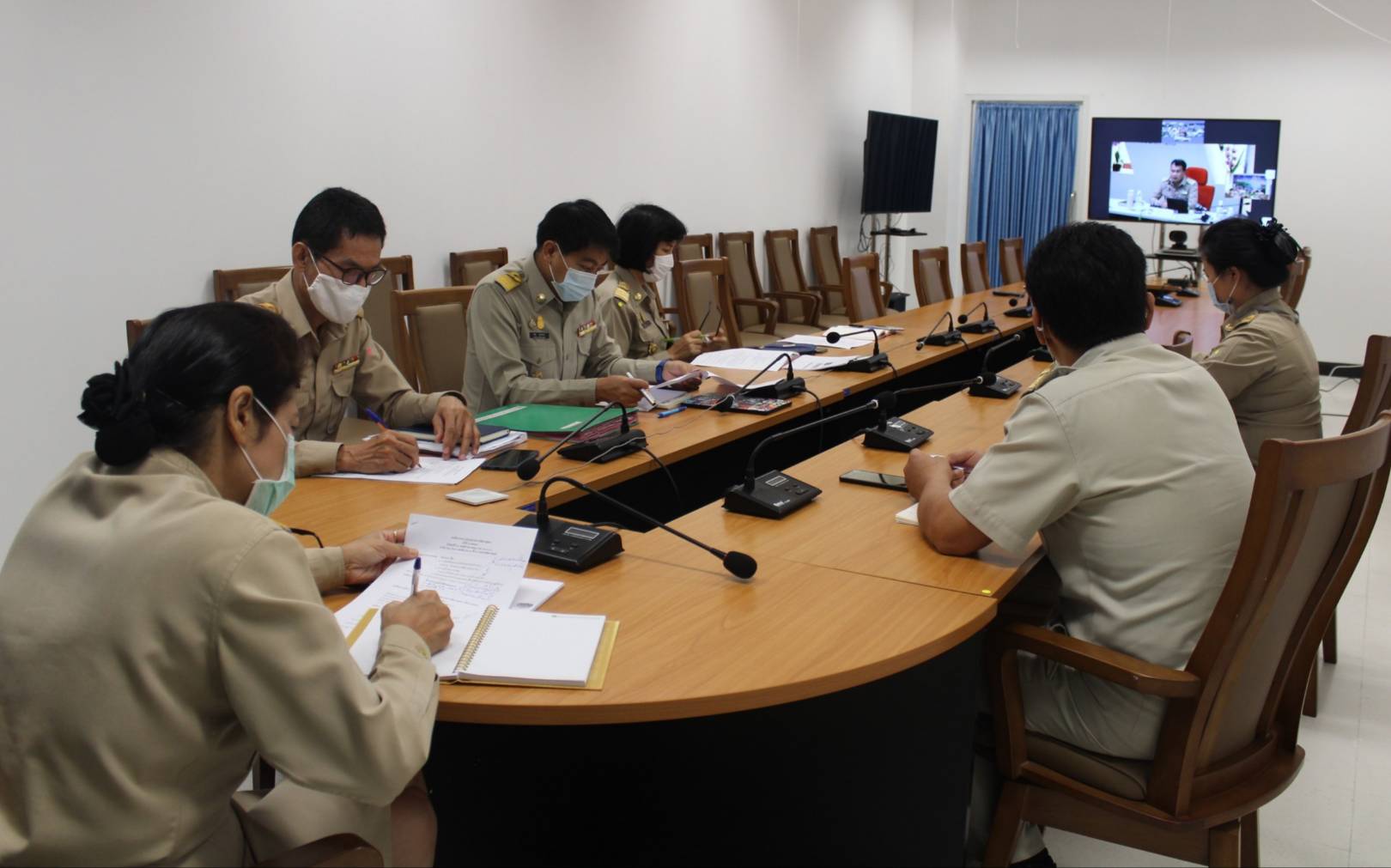 พจ.ราชบุรี พร้อมทีมงาน ร่วมรับฟังการประชุมกรมการพัฒนาชุมชน ครั้งที่ 10/2563 ผ่านระบบวีดิทัศน์ทางไกล (Video Conference) และระบบ TV พช.