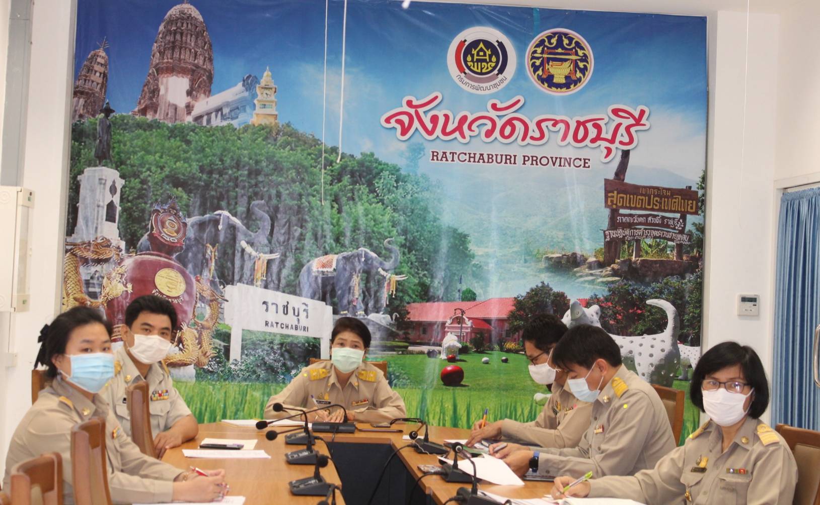 พจ.ราชบุรี พร้อมทีมงาน ร่วมรับฟังการประชุมกรมการพัฒนาชุมชน ครั้งที่ 10/2563 ผ่านระบบวีดิทัศน์ทางไกล (Video Conference) และระบบ TV พช.