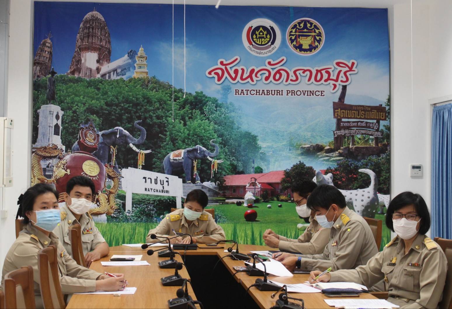 พจ.ราชบุรี พร้อมทีมงาน ร่วมรับฟังการประชุมกรมการพัฒนาชุมชน ครั้งที่ 10/2563 ผ่านระบบวีดิทัศน์ทางไกล (Video Conference) และระบบ TV พช.