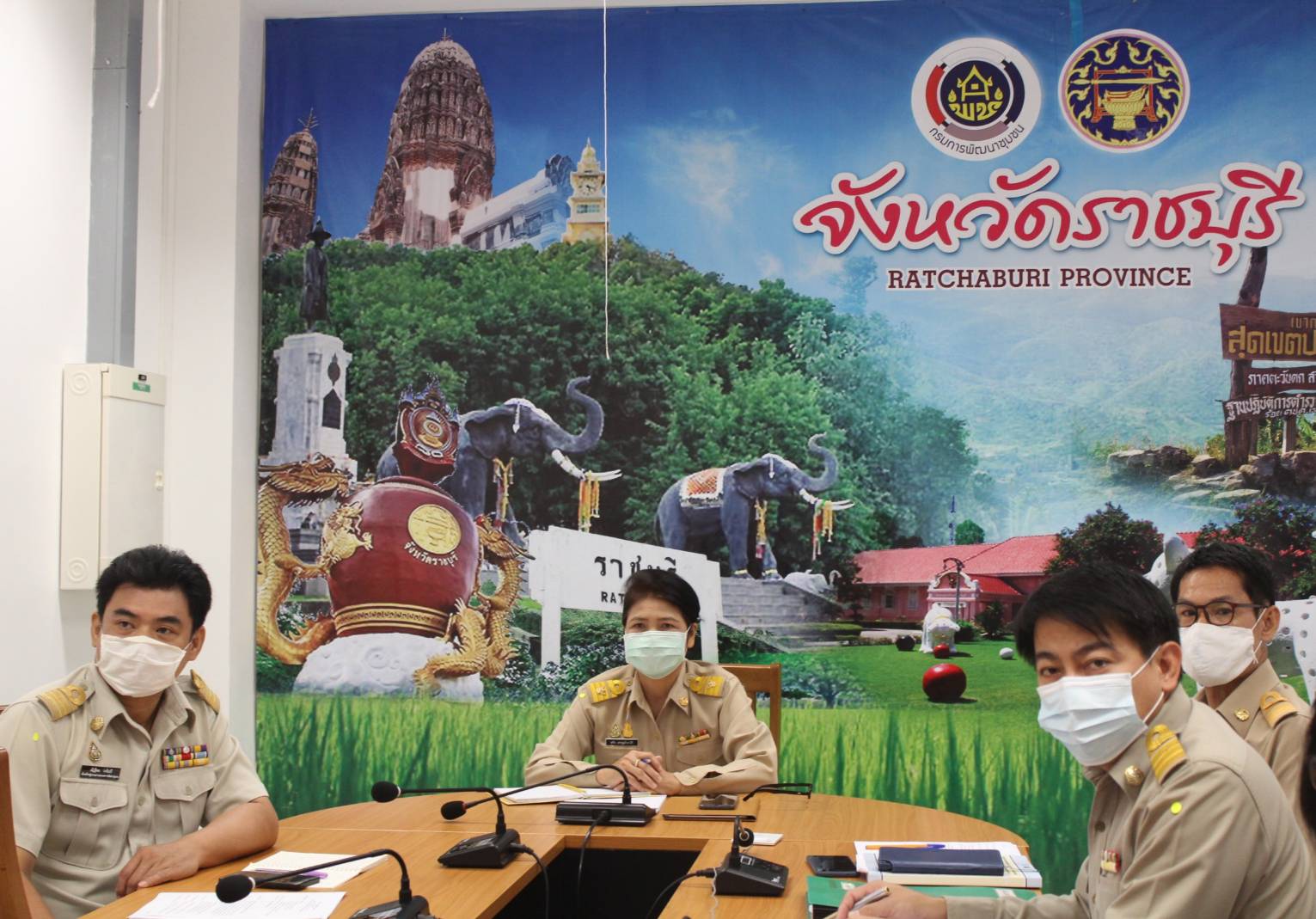 พจ.ราชบุรี พร้อมทีมงาน ร่วมรับฟังการประชุมกรมการพัฒนาชุมชน ครั้งที่ 10/2563 ผ่านระบบวีดิทัศน์ทางไกล (Video Conference) และระบบ TV พช.