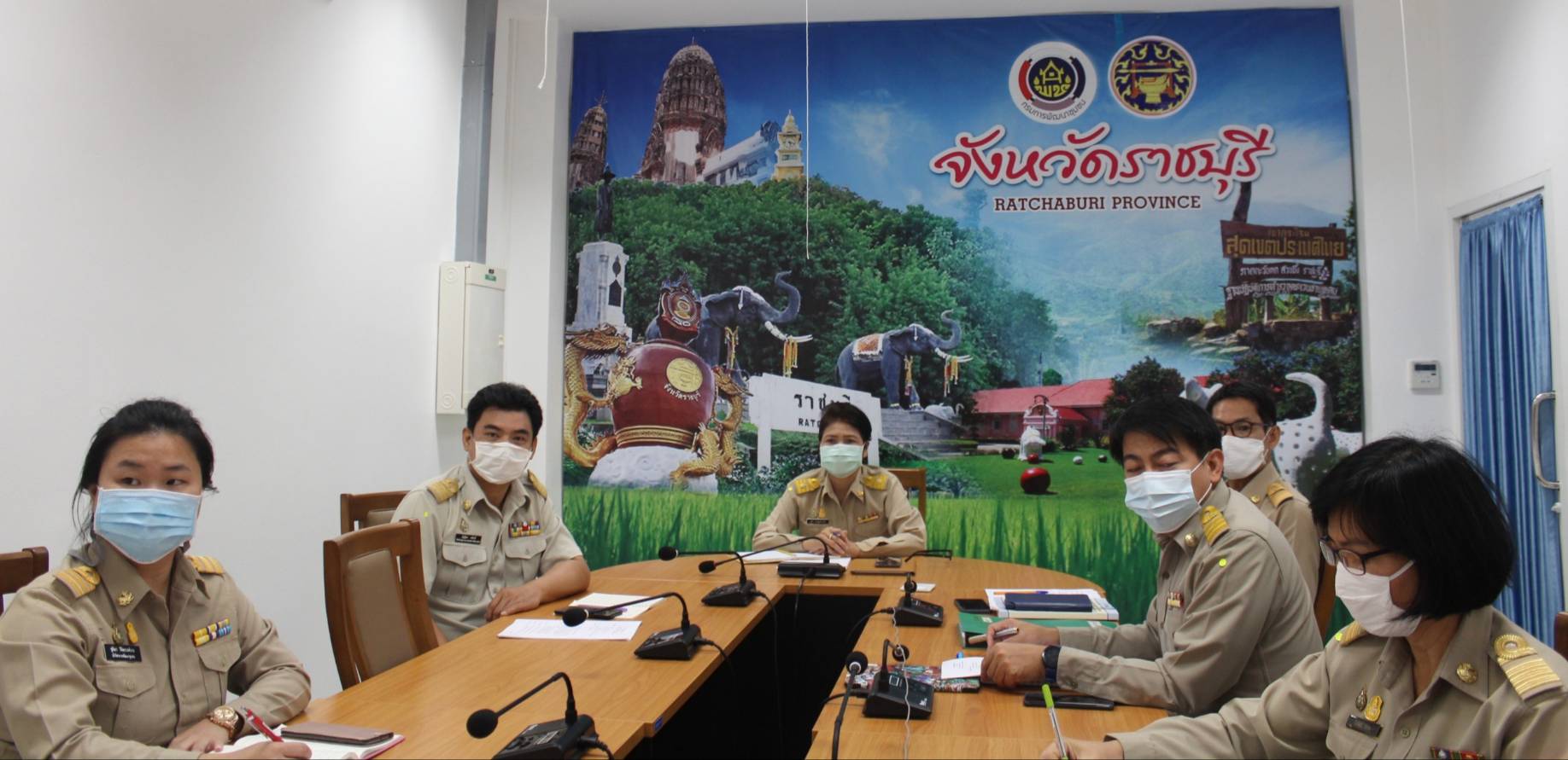 พจ.ราชบุรี พร้อมทีมงาน ร่วมรับฟังการประชุมกรมการพัฒนาชุมชน ครั้งที่ 10/2563 ผ่านระบบวีดิทัศน์ทางไกล (Video Conference) และระบบ TV พช.