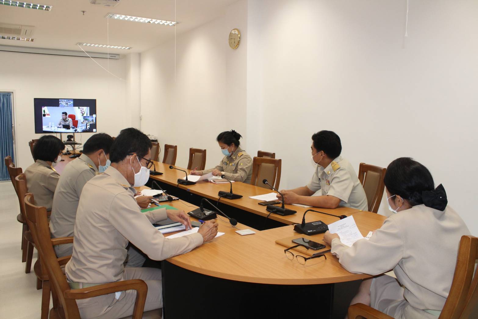 พจ.ราชบุรี พร้อมทีมงาน ร่วมรับฟังการประชุมกรมการพัฒนาชุมชน ครั้งที่ 10/2563 ผ่านระบบวีดิทัศน์ทางไกล (Video Conference) และระบบ TV พช.