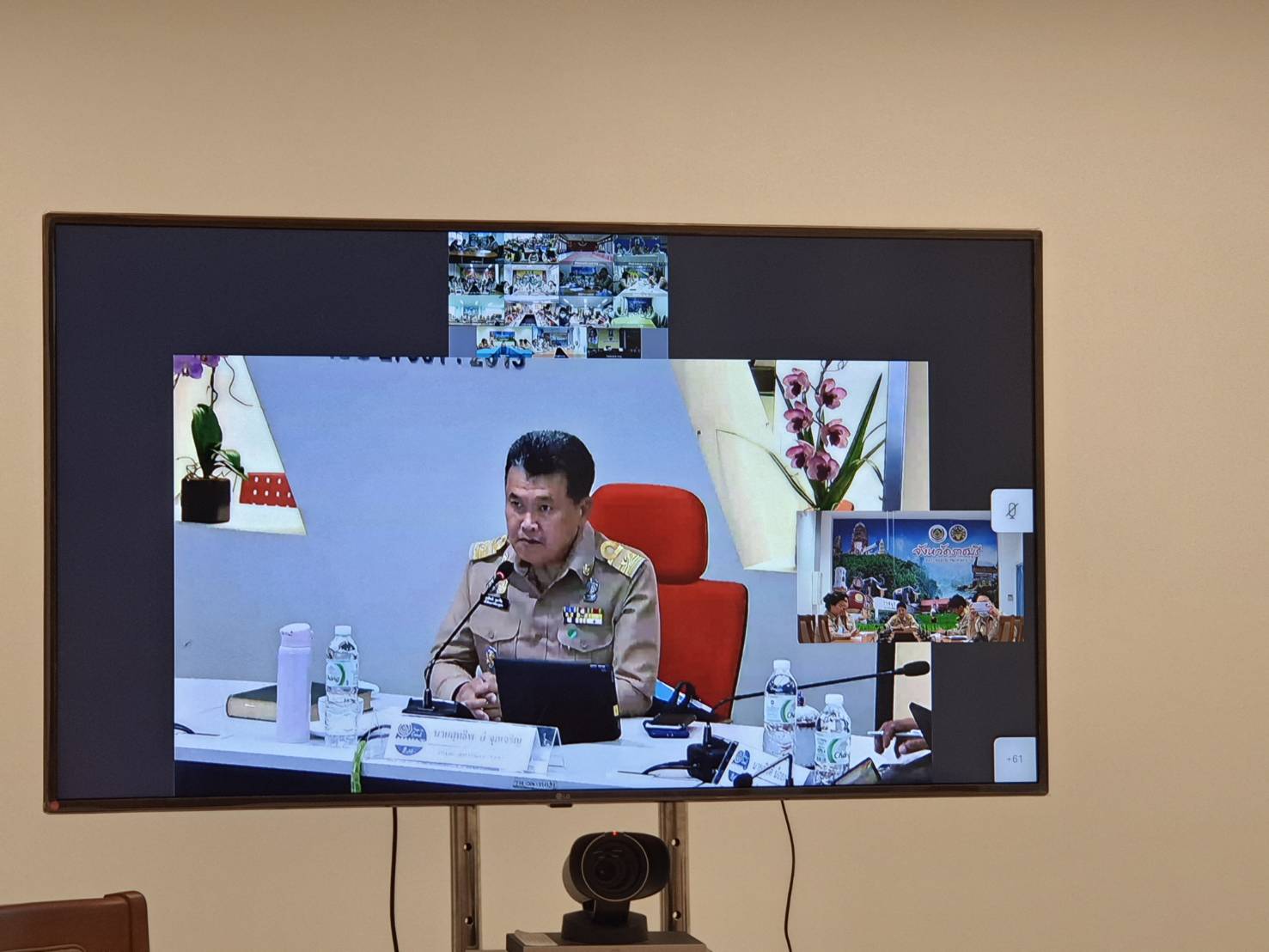 พจ.ราชบุรี พร้อมทีมงาน ร่วมรับฟังการประชุมกรมการพัฒนาชุมชน ครั้งที่ 10/2563 ผ่านระบบวีดิทัศน์ทางไกล (Video Conference) และระบบ TV พช.