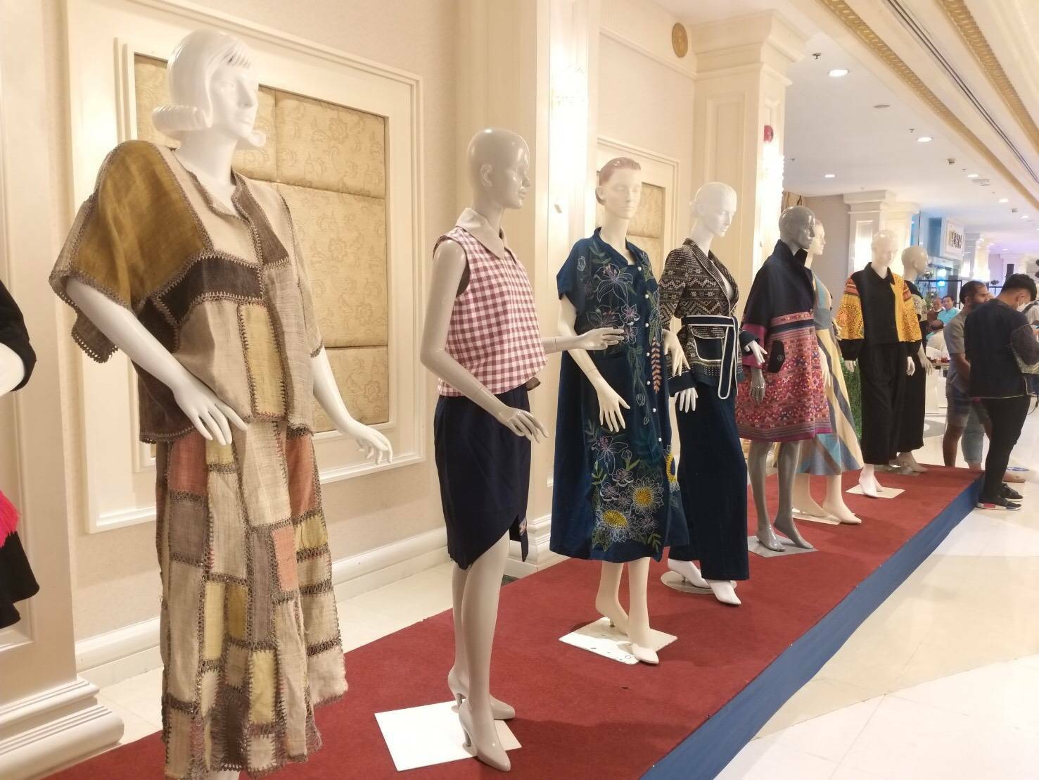 ? จังหวัดราชบุรี ร่วมงานกาล่าไนท์ ตามโครงการสืบสานภูมิปัญญา OTOP ผ้าไทย และเผยแพร่อัตลักษณ์ผ้าแห่งสยาม