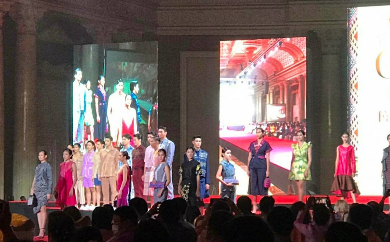 ? จังหวัดราชบุรี ร่วมงานกาล่าไนท์ ตามโครงการสืบสานภูมิปัญญา OTOP ผ้าไทย และเผยแพร่อัตลักษณ์ผ้าแห่งสยาม