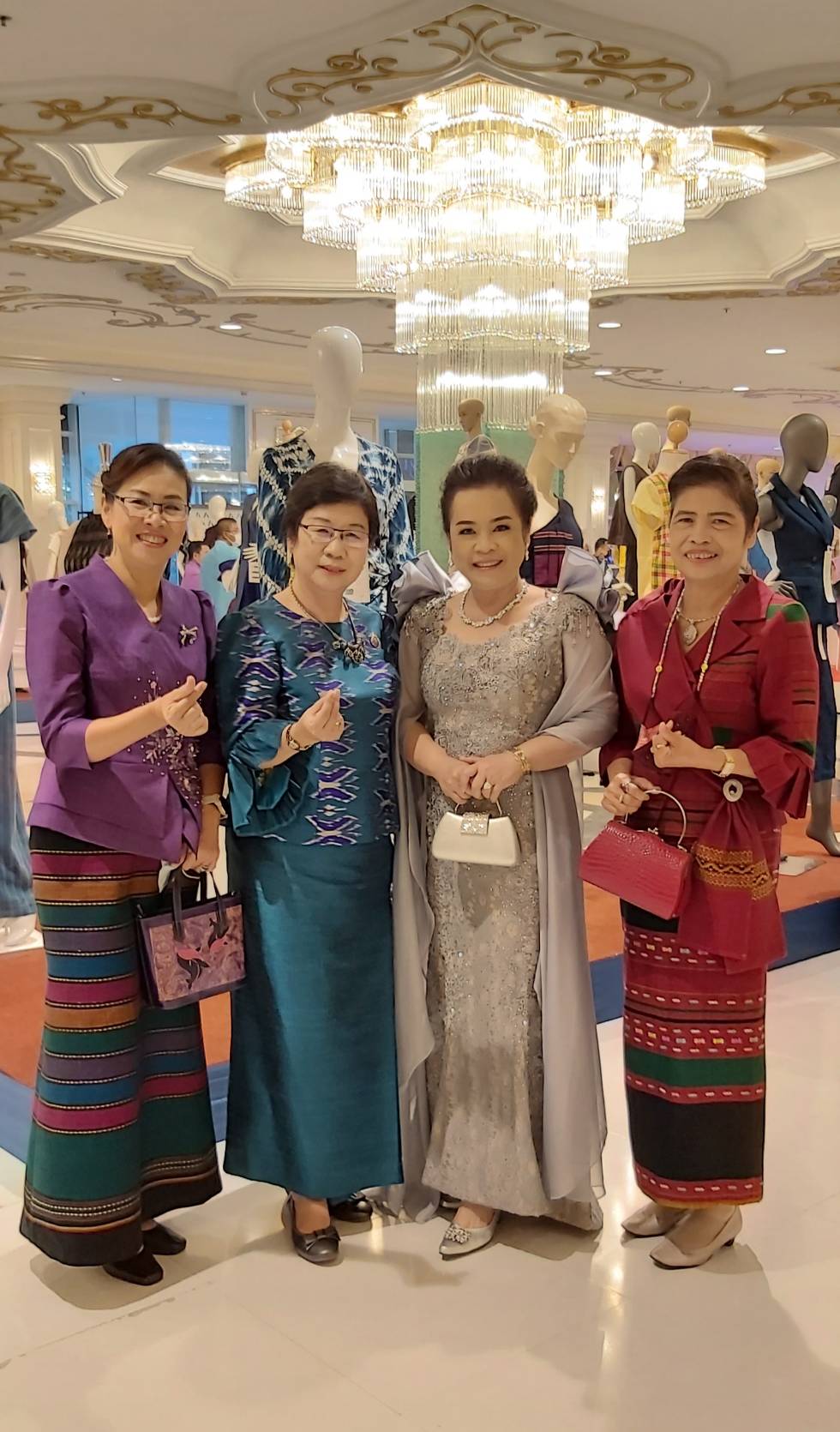 ? จังหวัดราชบุรี ร่วมงานกาล่าไนท์ ตามโครงการสืบสานภูมิปัญญา OTOP ผ้าไทย และเผยแพร่อัตลักษณ์ผ้าแห่งสยาม