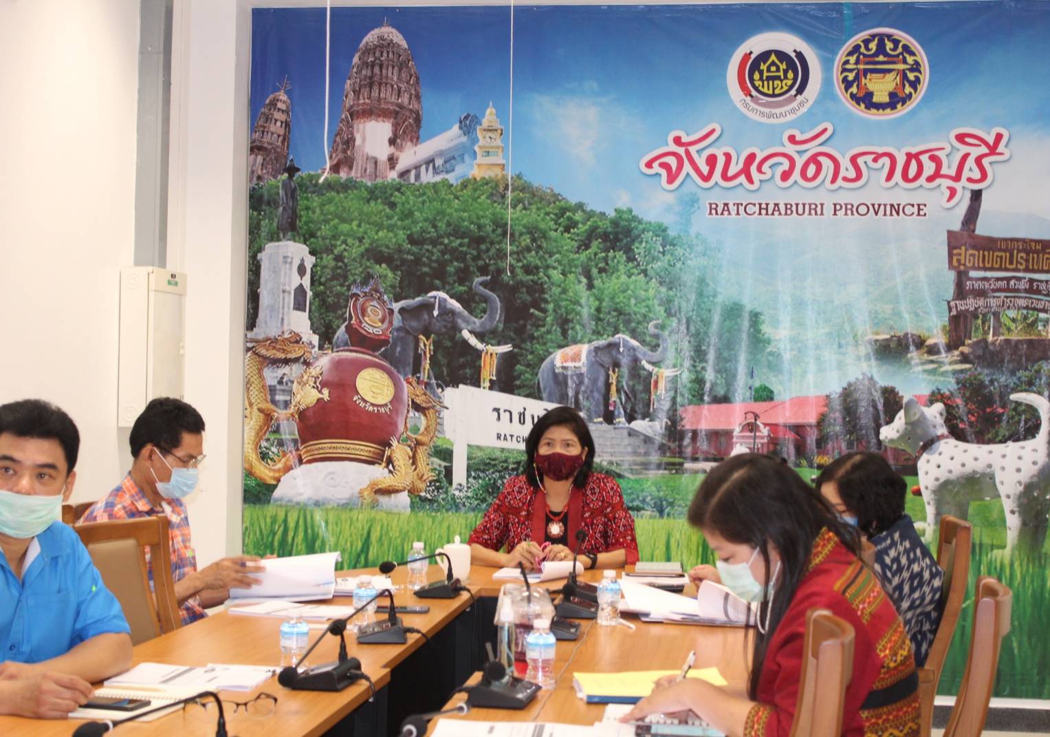 ? พช.ราชบุรี พร้อมทีมงาน ร่วมรับฟังการประชุมชี้แจงแนวทางการสมัครและหลักเกณฑ์การพิจารณารางวัลเลิศรัฐ ประจำปี พ.ศ. 2564 ผ่านระบบวีดิทัศน์ทางไกล (Video Conference)