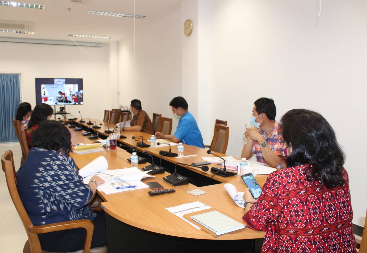 ? พช.ราชบุรี พร้อมทีมงาน ร่วมรับฟังการประชุมชี้แจงแนวทางการสมัครและหลักเกณฑ์การพิจารณารางวัลเลิศรัฐ ประจำปี พ.ศ. 2564 ผ่านระบบวีดิทัศน์ทางไกล (Video Conference)