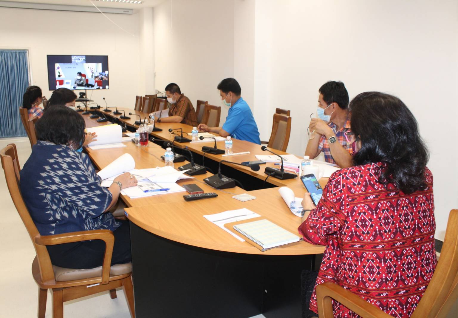 ? พช.ราชบุรี พร้อมทีมงาน ร่วมรับฟังการประชุมชี้แจงแนวทางการสมัครและหลักเกณฑ์การพิจารณารางวัลเลิศรัฐ ประจำปี พ.ศ. 2564 ผ่านระบบวีดิทัศน์ทางไกล (Video Conference)