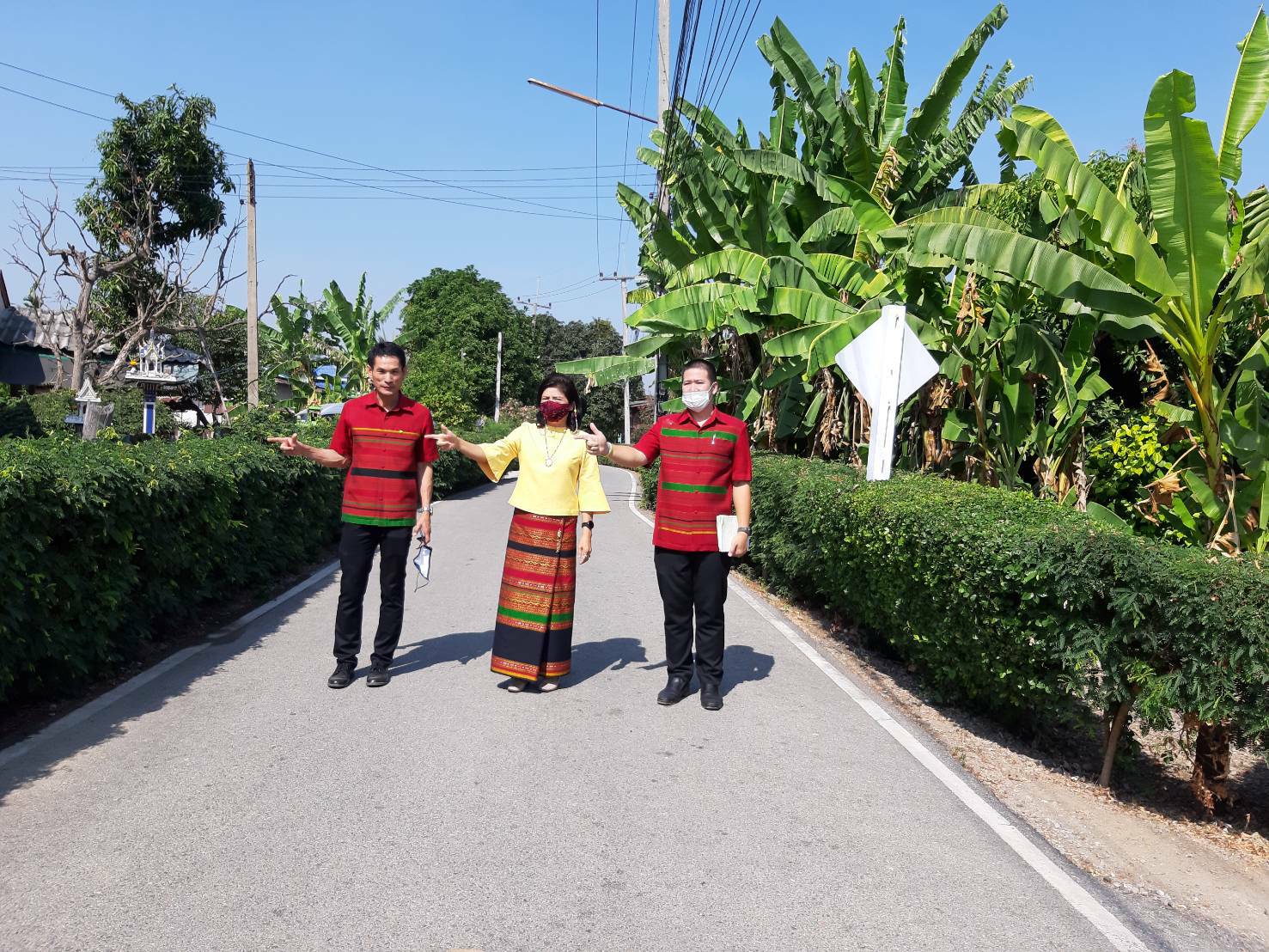 ทีมงาน พช.ราชบุรี ลงพื้นที่  เยี่ยมเยียน ให้กำลังใจ ตืดตามงานพัฒนาชุมชนที่ได้รับผลกระทบจากโควิด-19 พร้อมให้ข้อมูล ให้คำแนะนำการปฏิบัติตามมาตรการป้องกัน โควิด-19 แก่ชุมชน