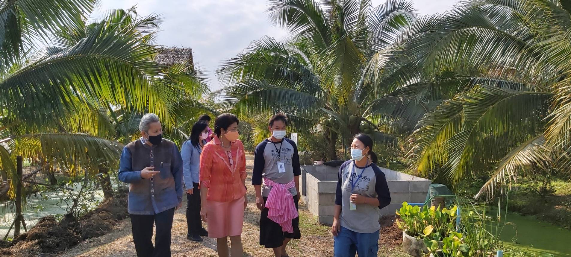 ? พัฒนาการจังหวัดราชบุรี นำทีมงานลงพื้นที่เยี่ยมเยียนให้กำลังใจศูนย์การเรียนรู้การปลูกผักสวนครัว เพื่อสร้างความมั่นคงทางอาหาร สู้ภัยโควิด-19