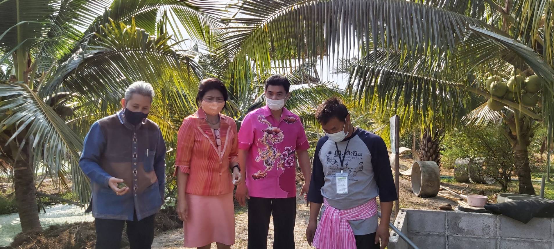 ? พัฒนาการจังหวัดราชบุรี นำทีมงานลงพื้นที่เยี่ยมเยียนให้กำลังใจศูนย์การเรียนรู้การปลูกผักสวนครัว เพื่อสร้างความมั่นคงทางอาหาร สู้ภัยโควิด-19